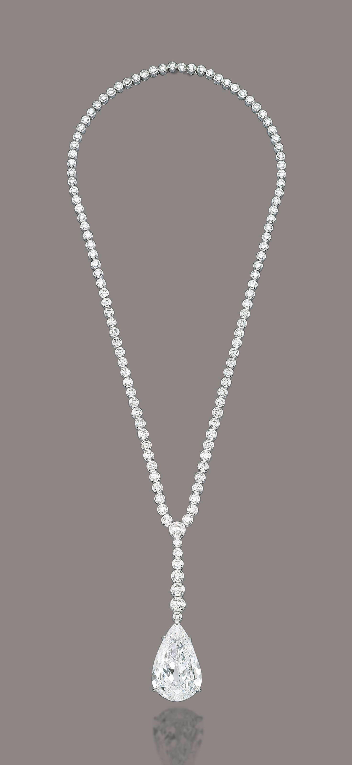 A SUPERB DIAMOND NECKLACE