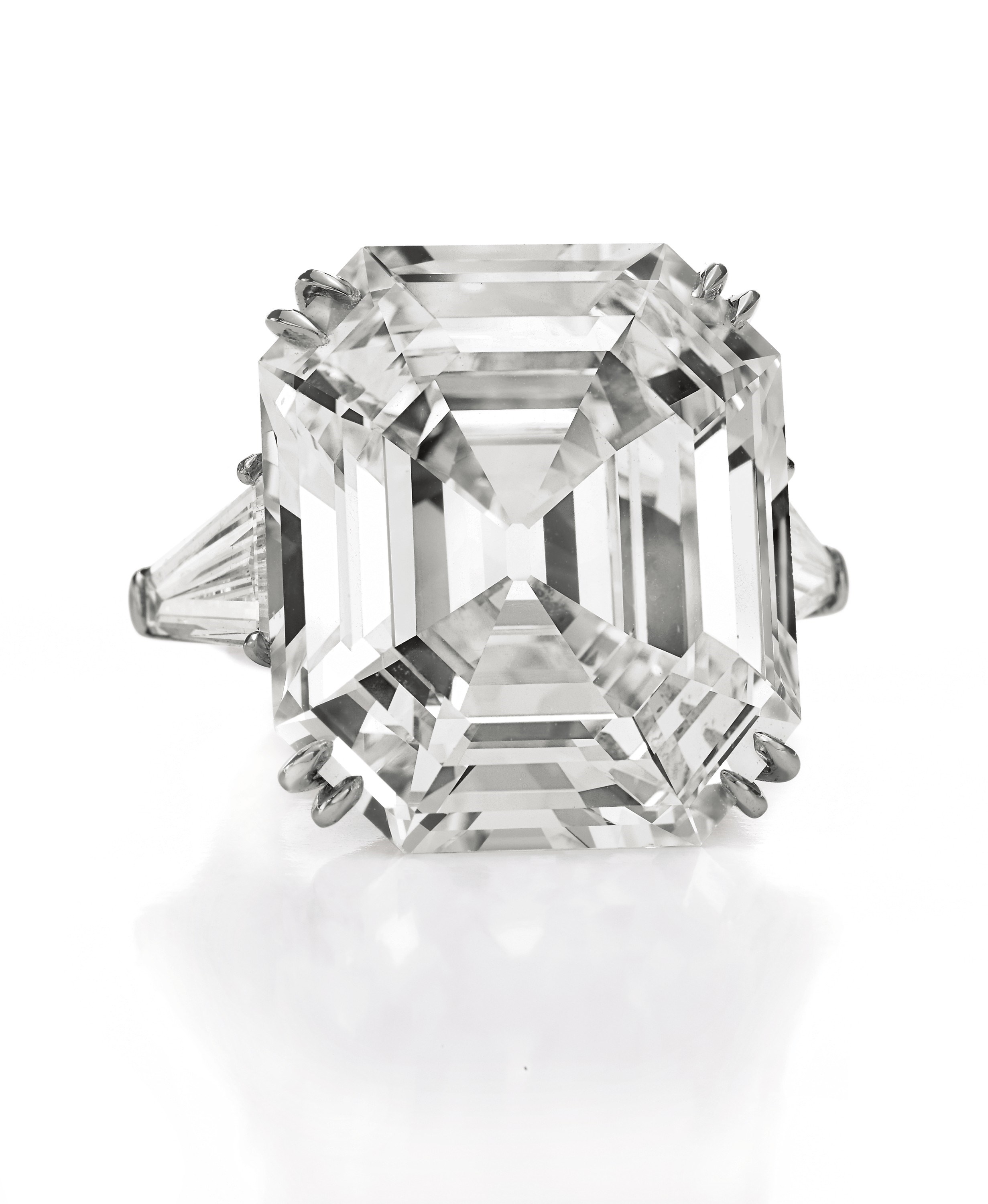 THE ELIZABETH TAYLOR DIAMOND
A DIAMOND RING