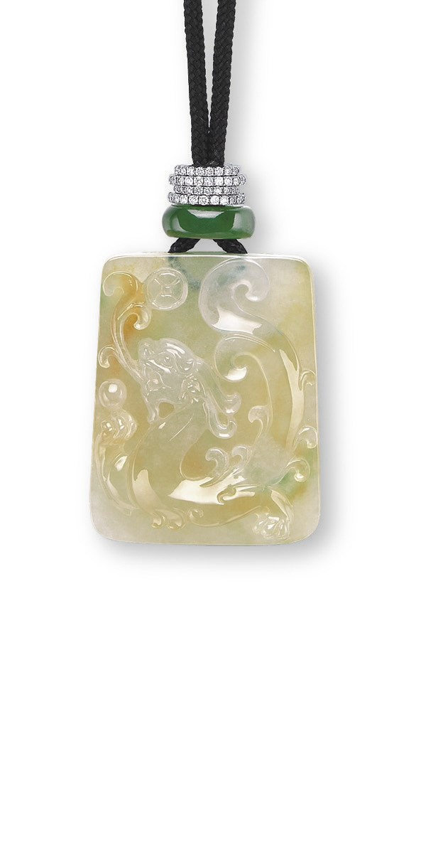 A JADEITE PENDENT NECKLACE