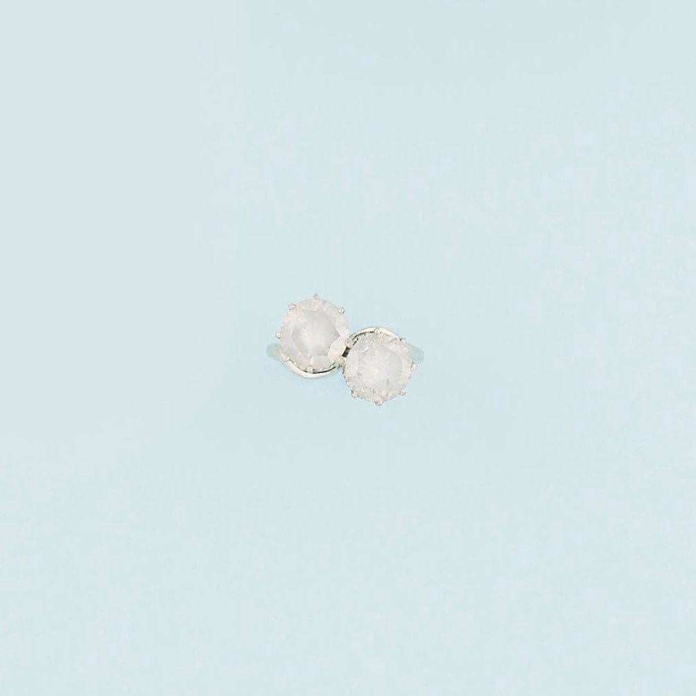 A diamond crossover ring