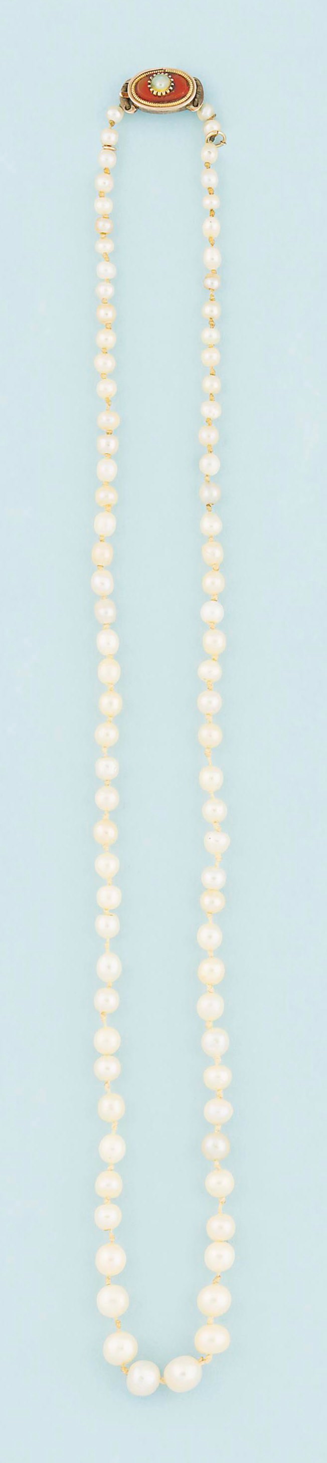 A natural pearl necklace
