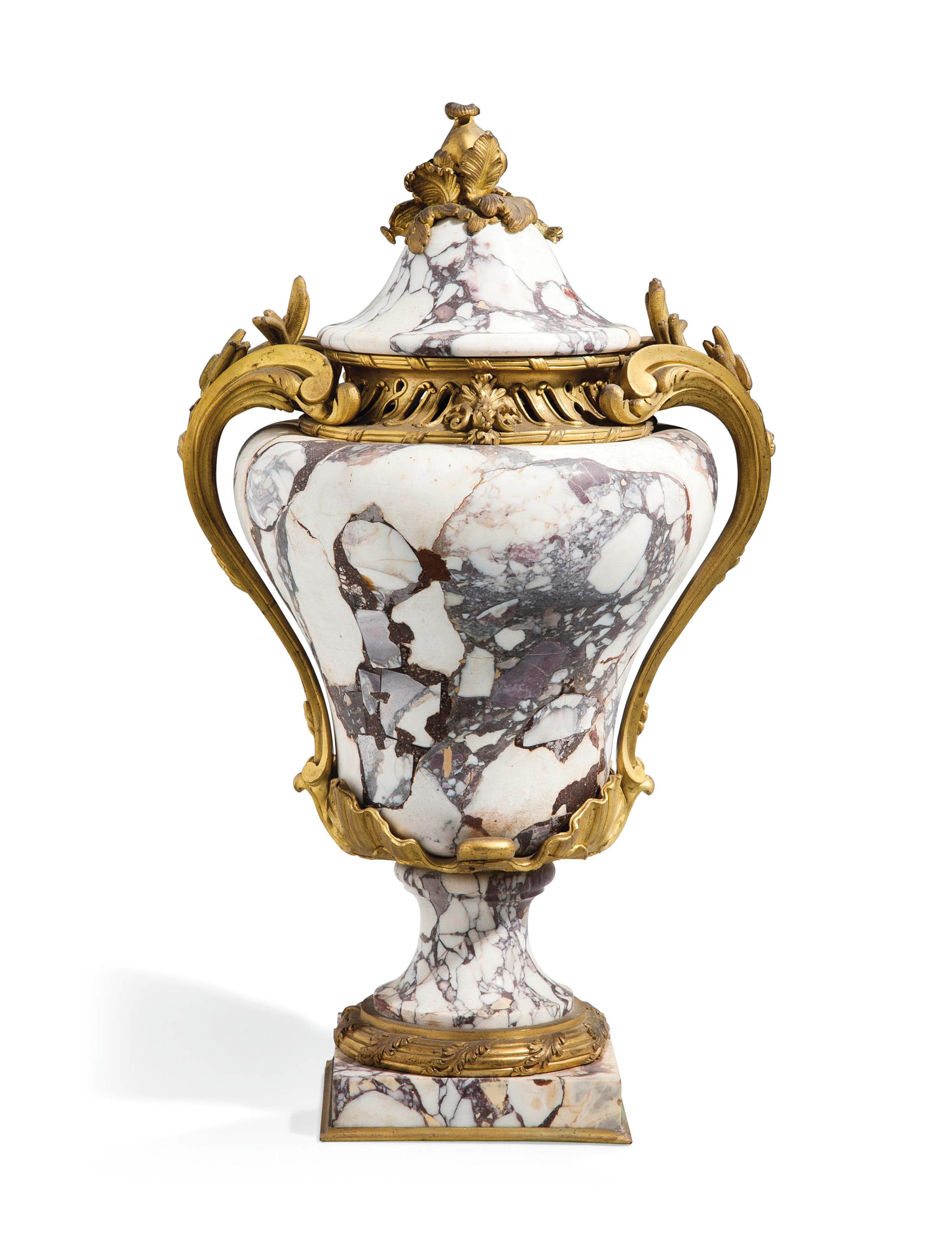VASE COUVERT DE STYLE LOUIS XV