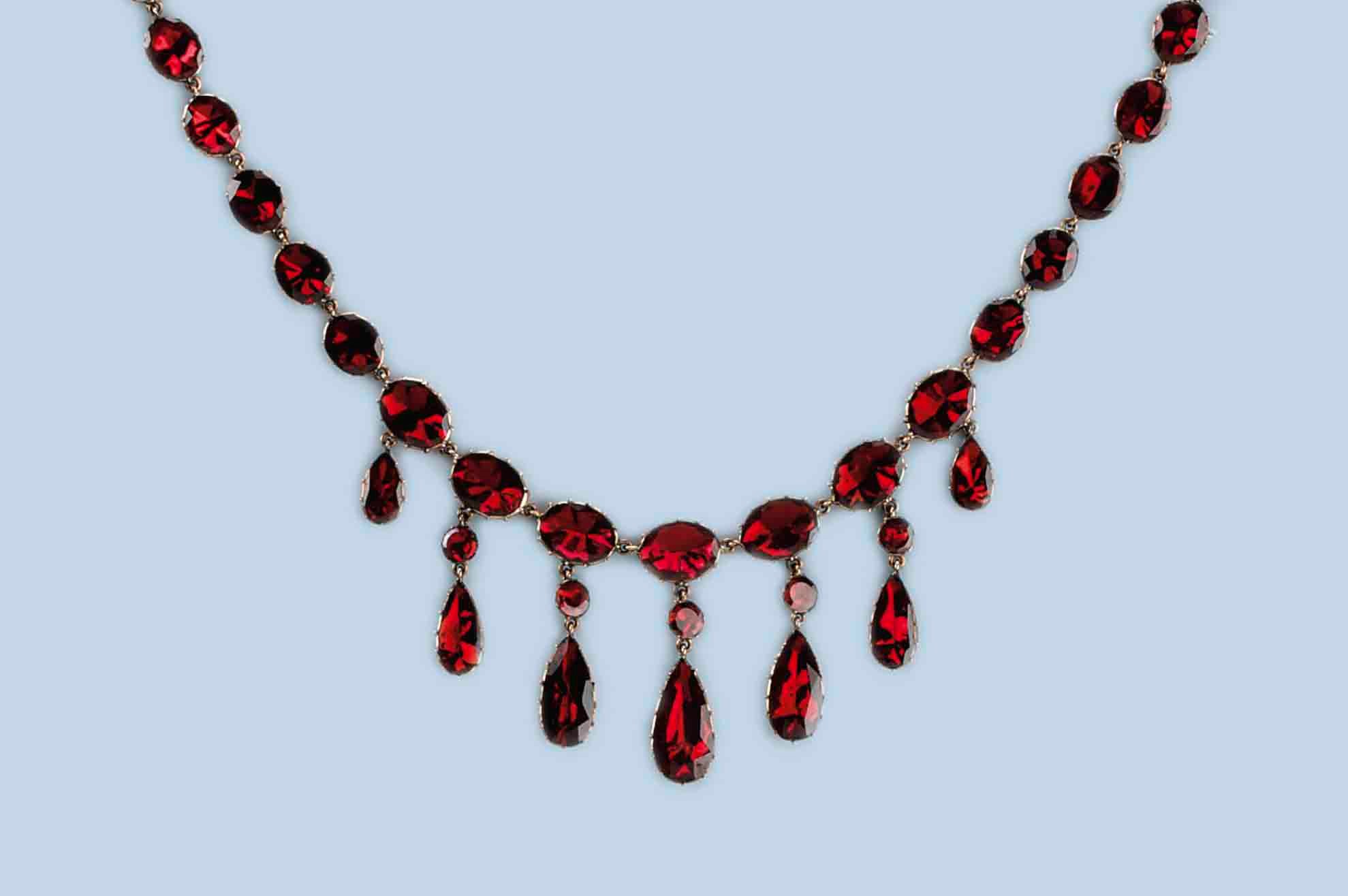 AN ANTIQUE GARNET NECKLACE