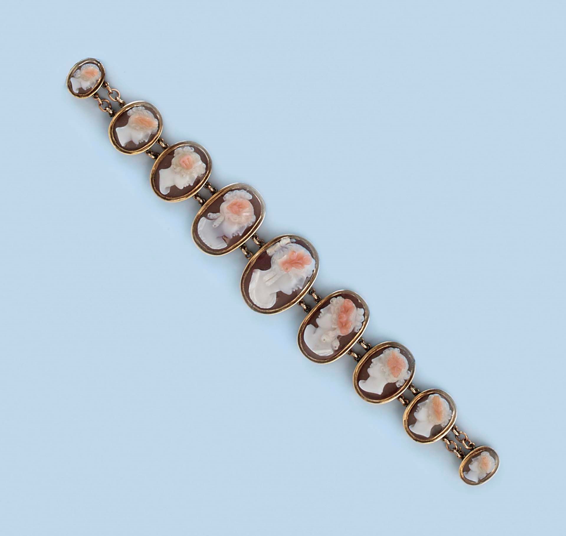AN ANTIQUE CAMEO BRACELET