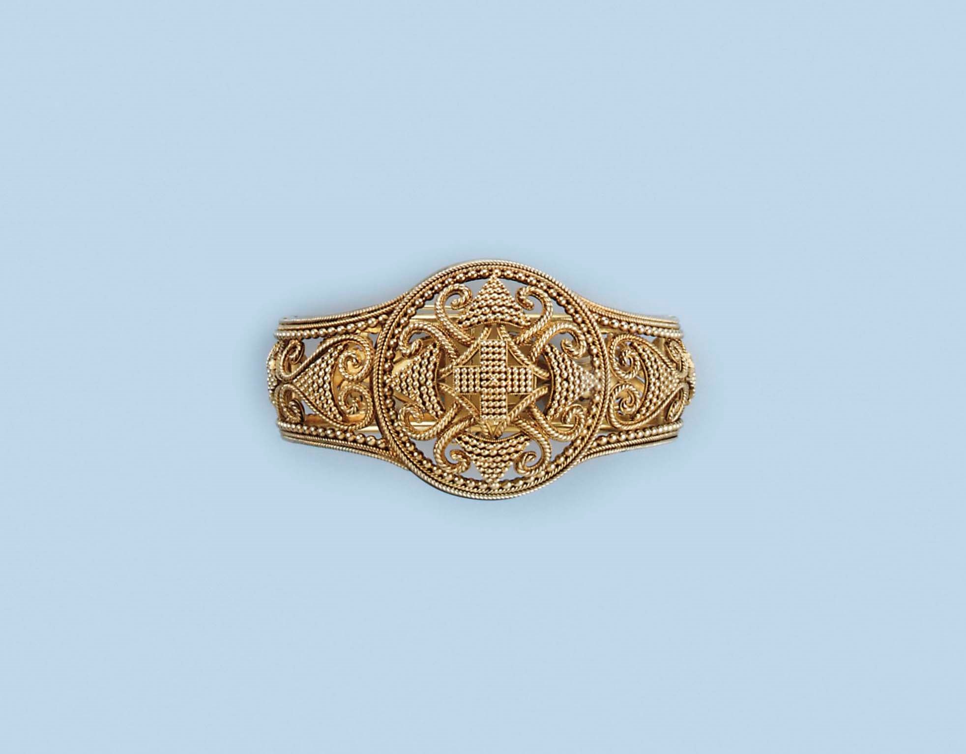 AN ANTIQUE GOLD BANGLE