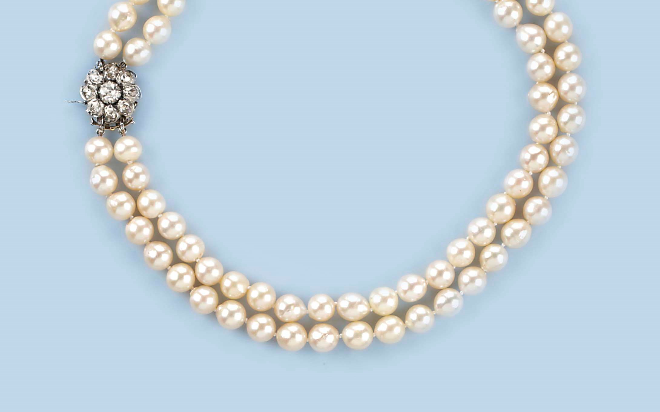 A COLLECTION OF JEWELLERY