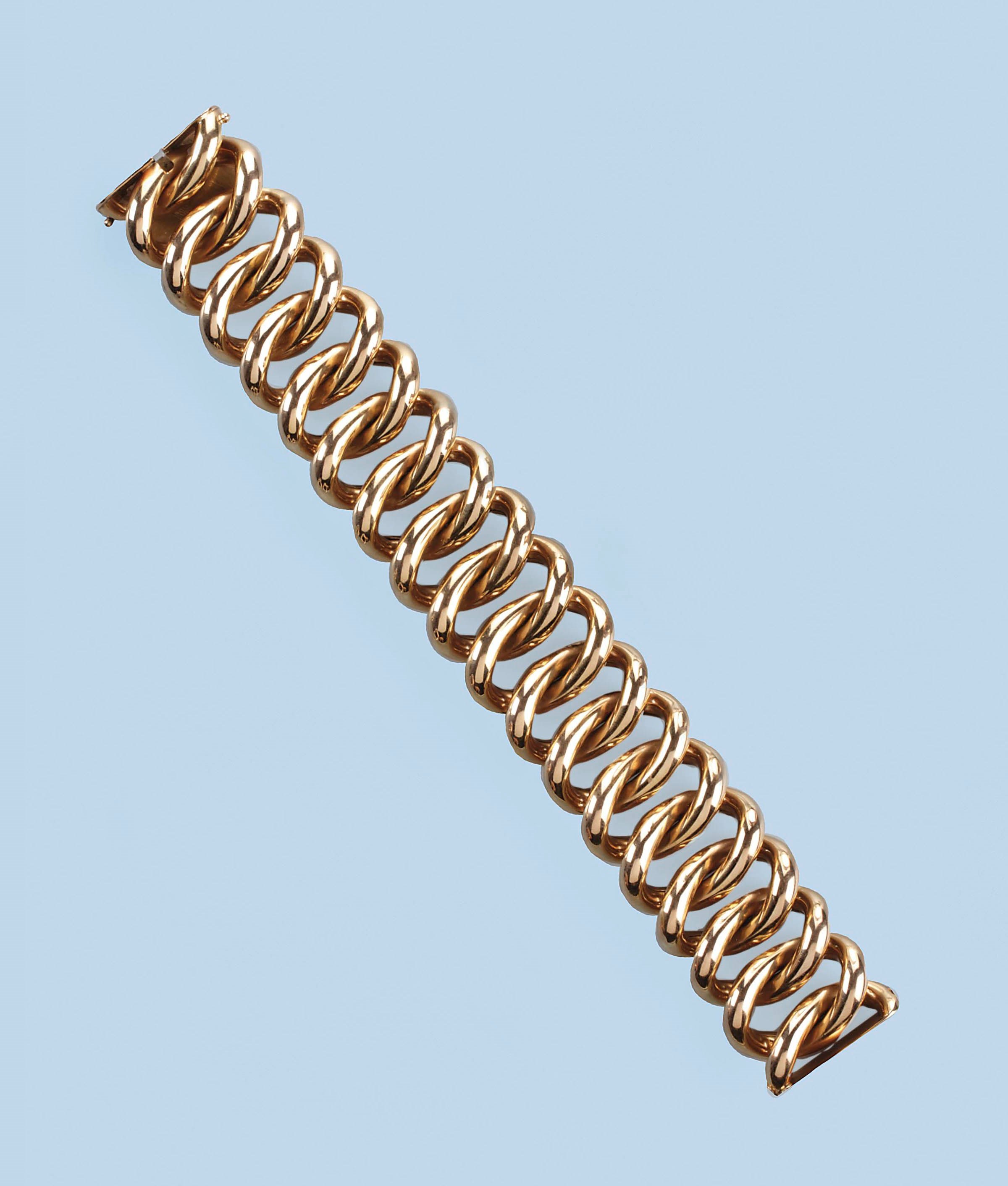 A GOLD BRACELET