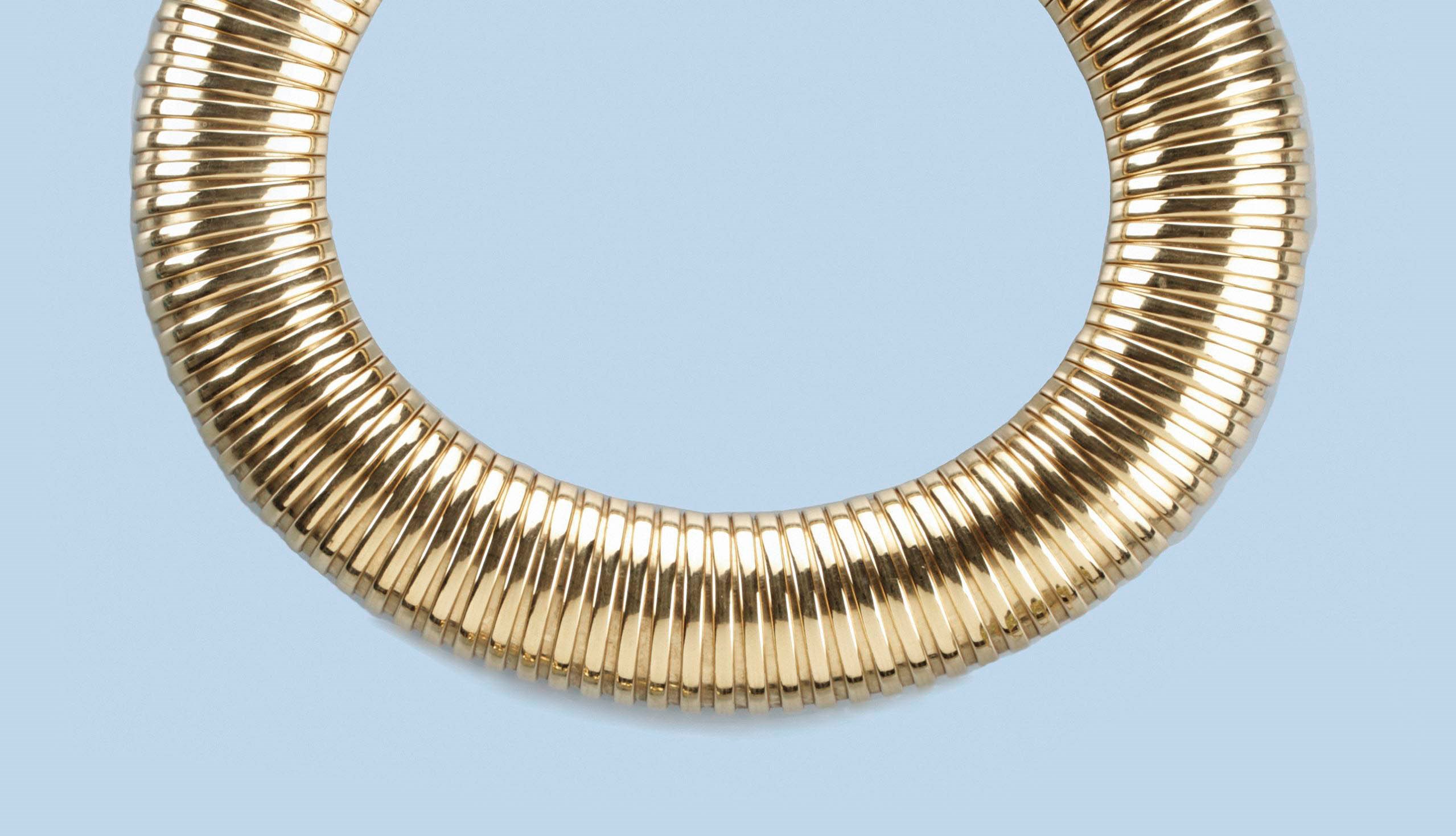 A GOLD NECKLACE