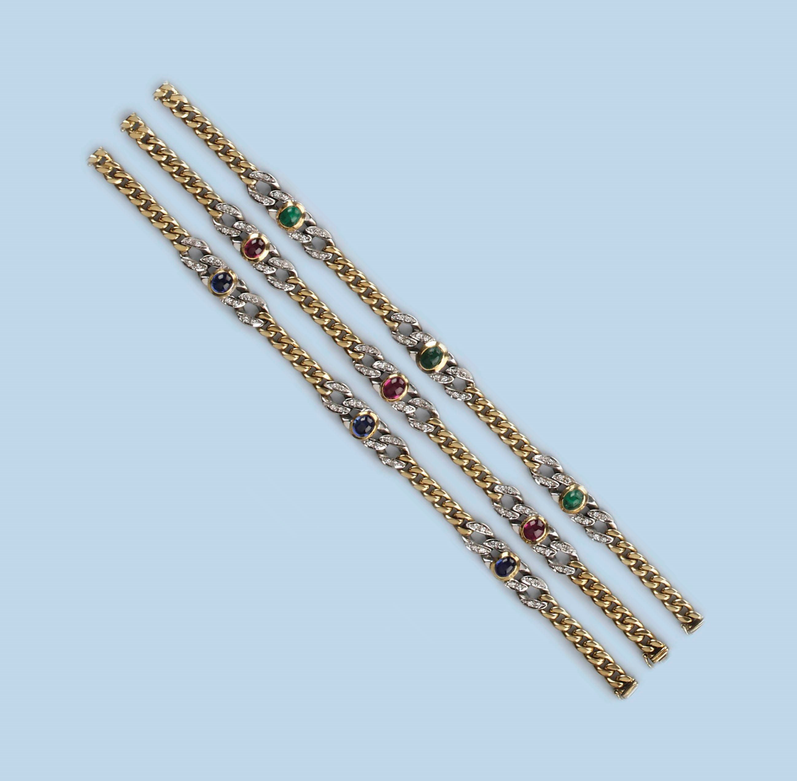 A COLLECTION OF JEWELLERY