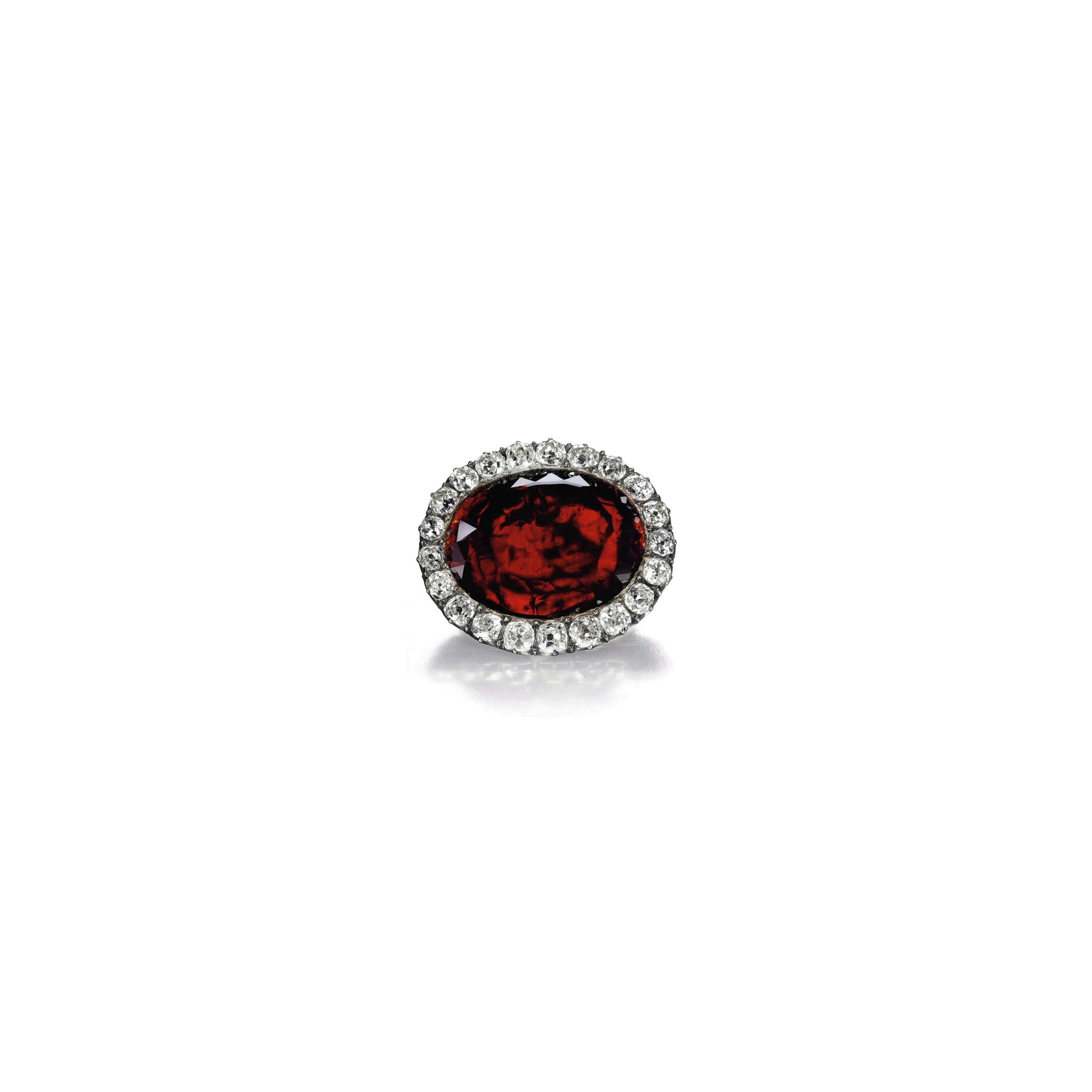 AN ANTIQUE GARNET BROOCH
