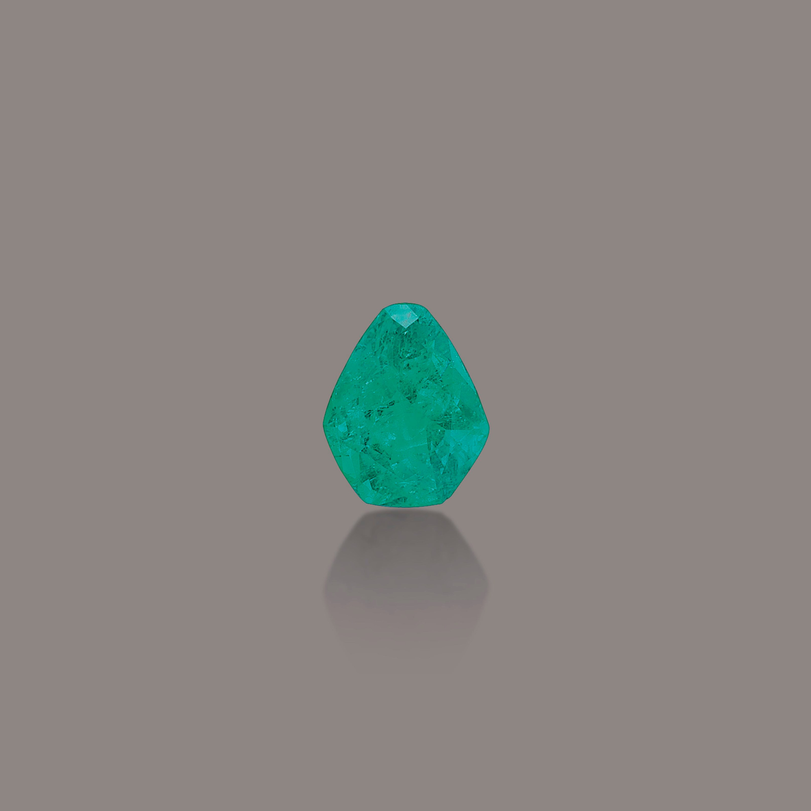 AN UNMOUNTED EMERALD