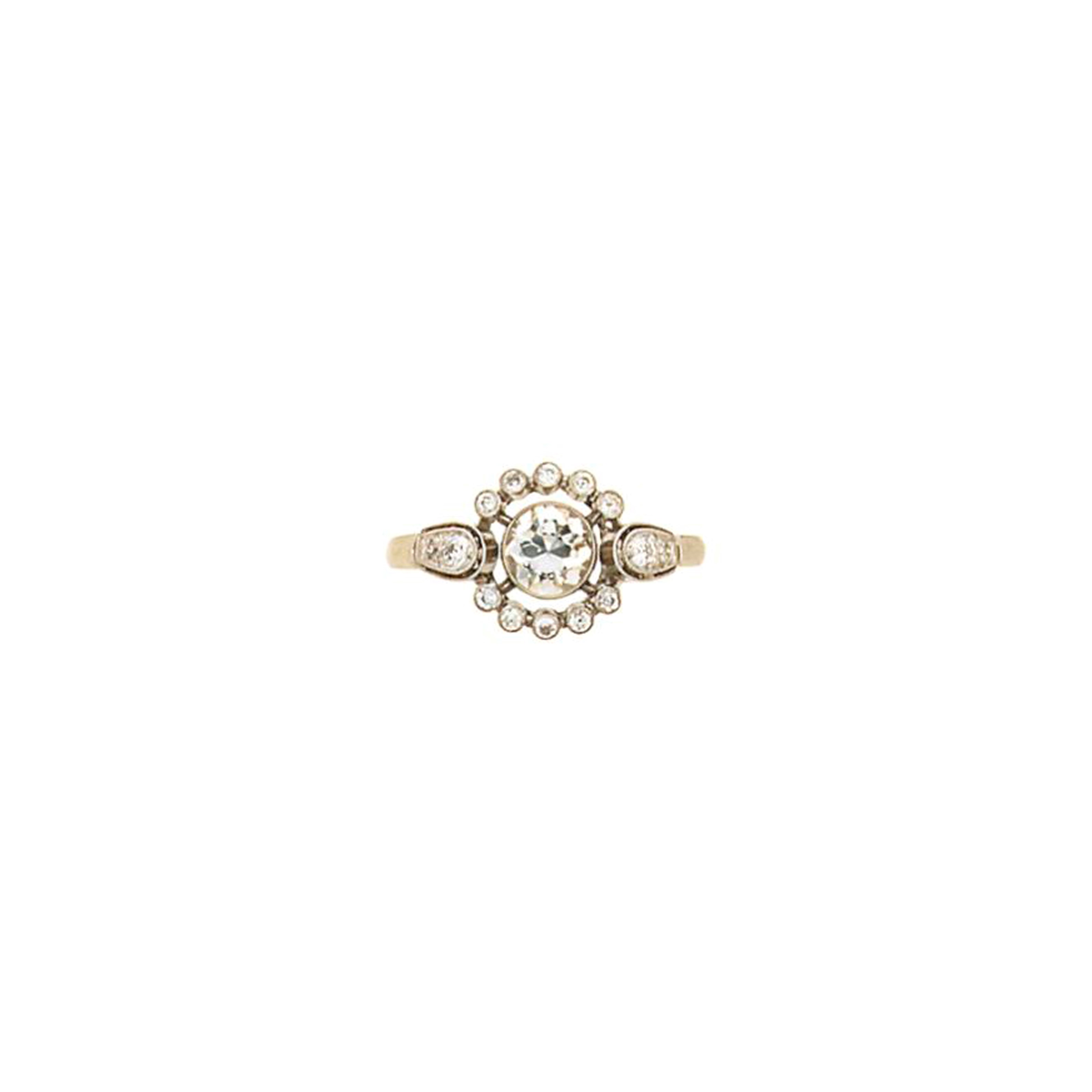 A diamond cluster ring