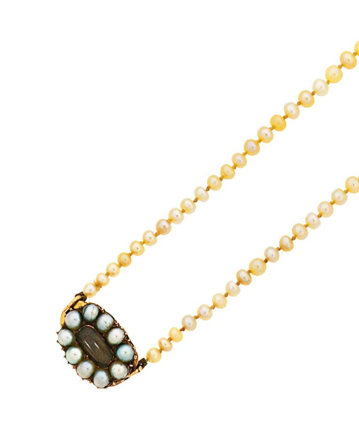 A natural pearl necklace