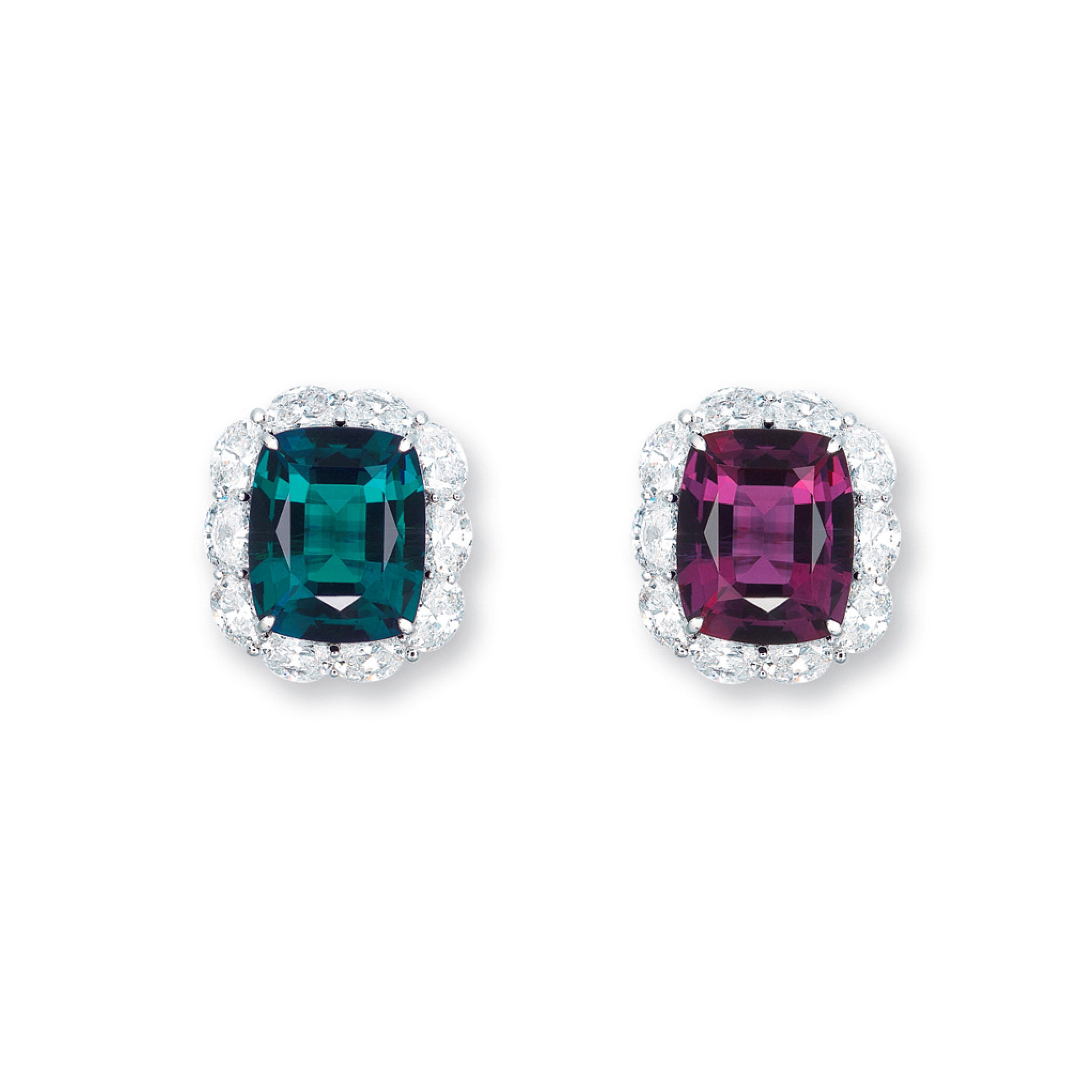 AN ALEXANDRITE AND DIAMOND RING