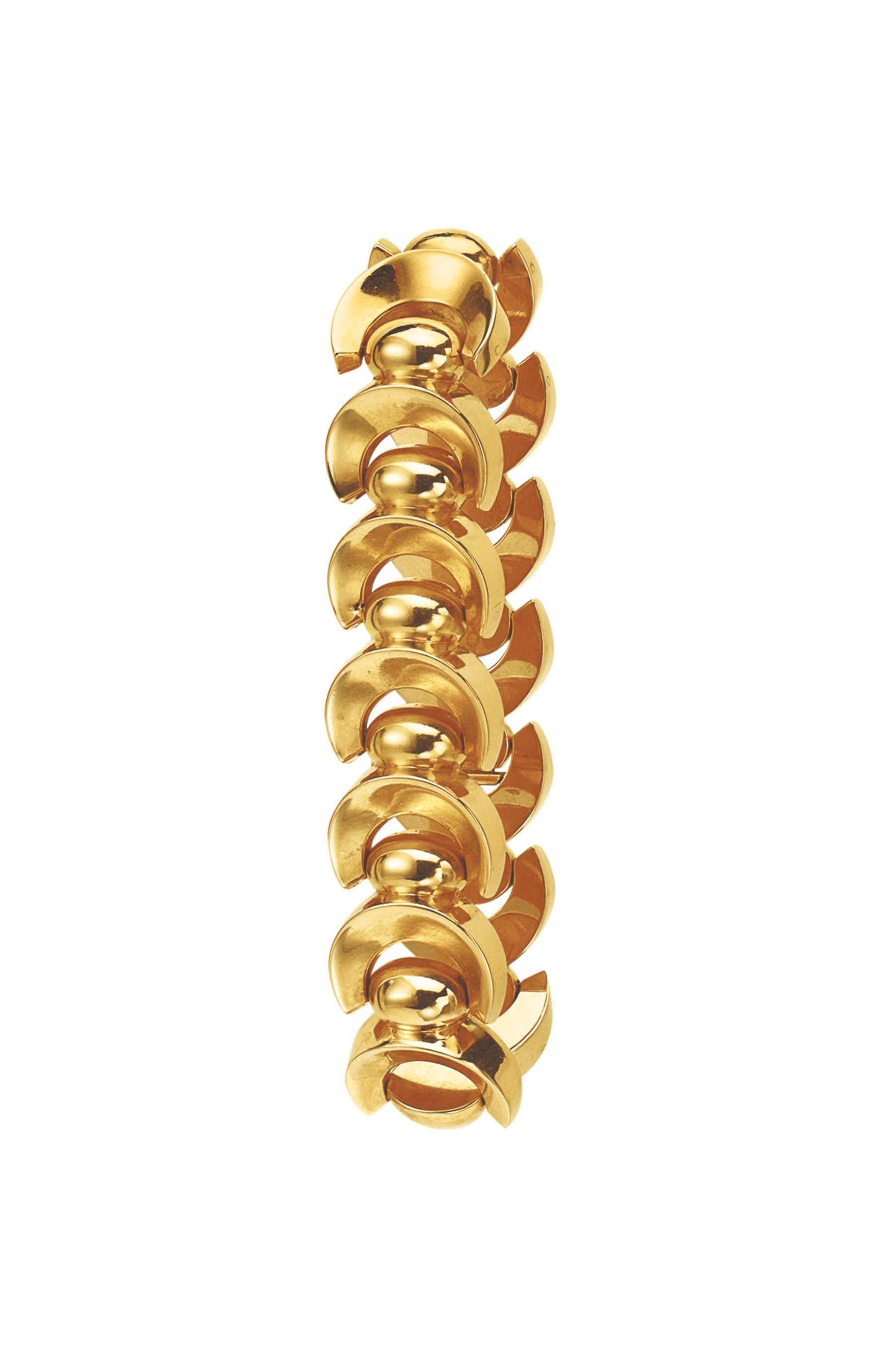 A GOLD BRACELET