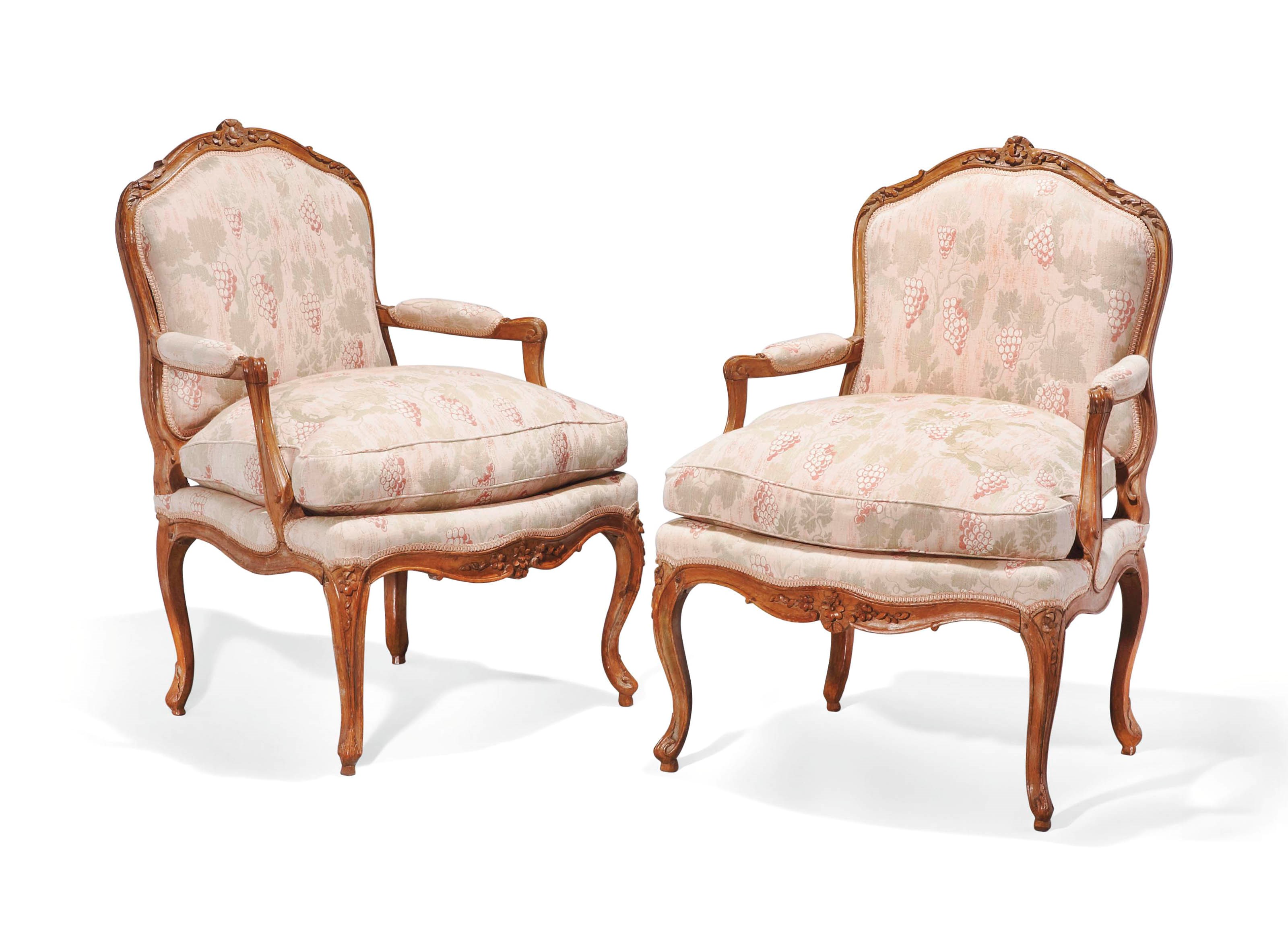 PAIRE DE FAUTEUILS A LA REINE D'EPOQUE LOUIS XV
