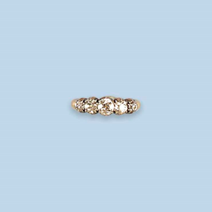 AN ANTIQUE DIAMOND RING