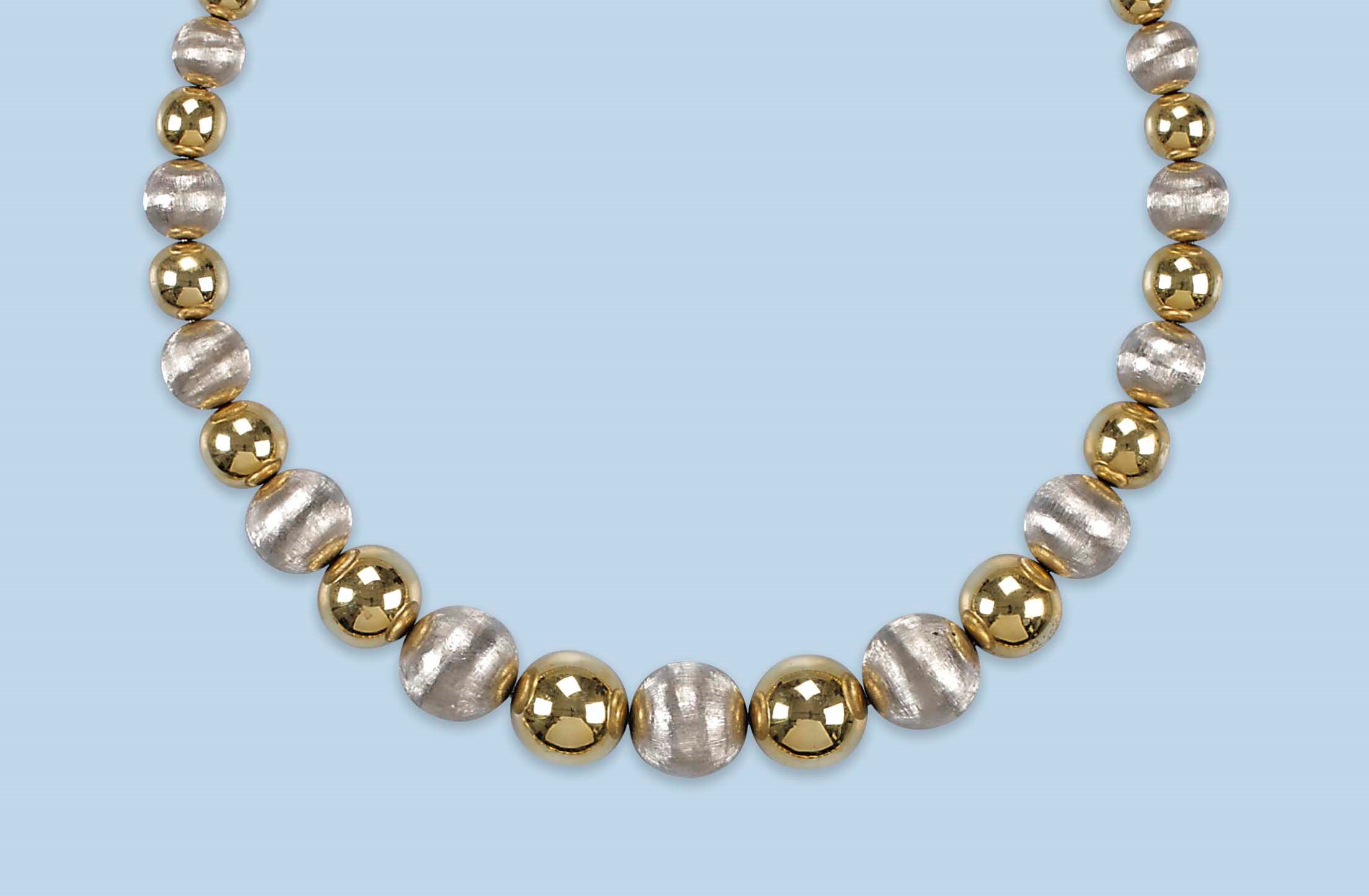 A COLLECTION OF JEWELLERY