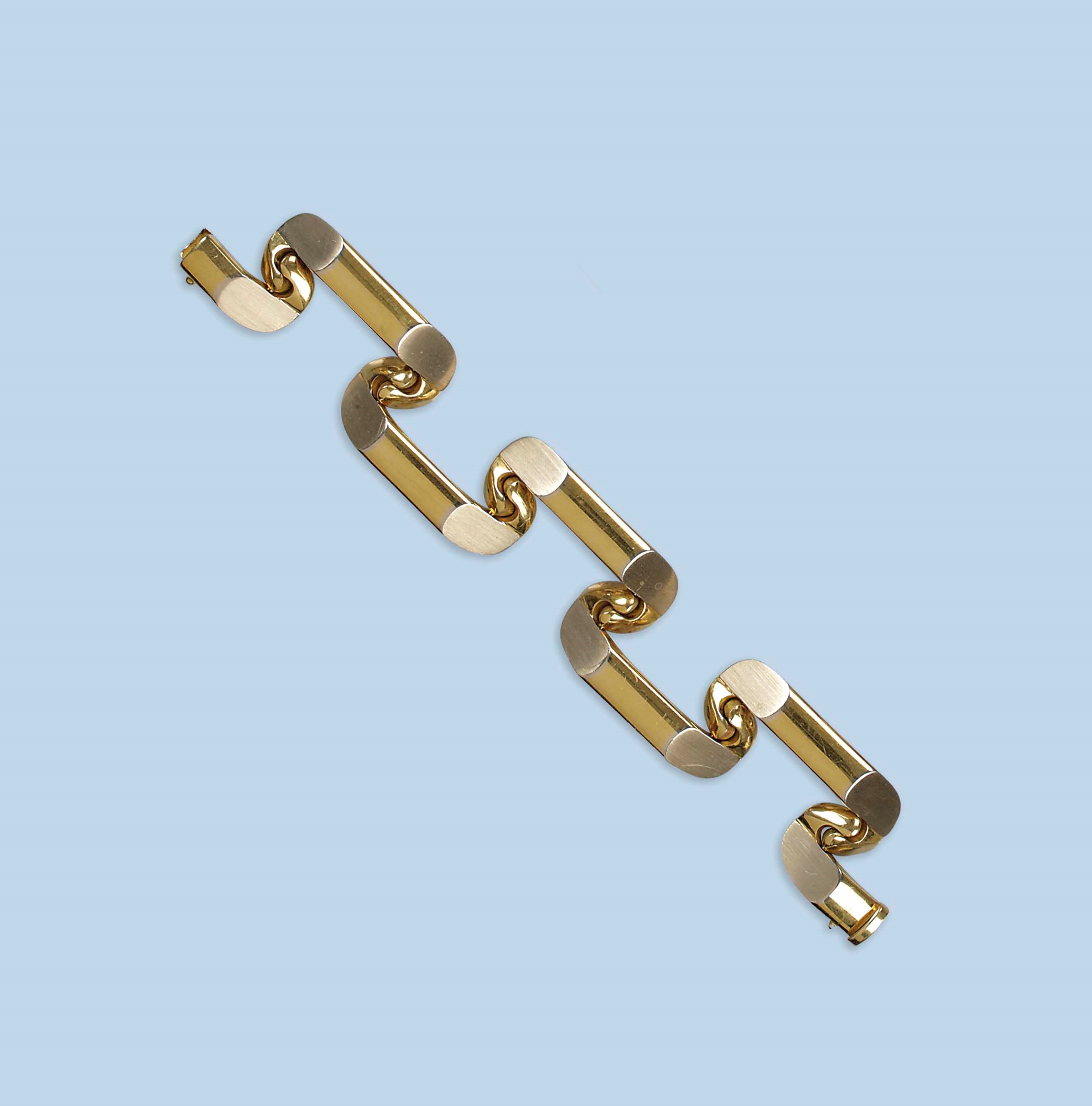 A GOLD BRACELET