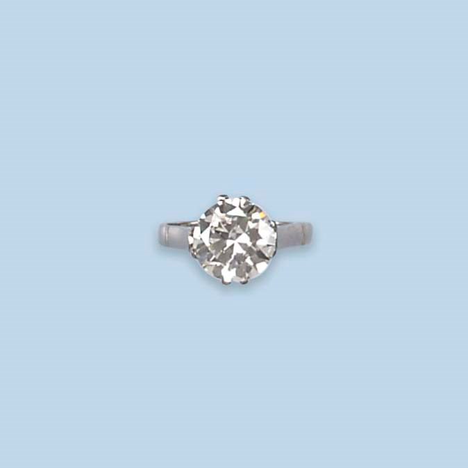 A DIAMOND SINGLE STONE RING