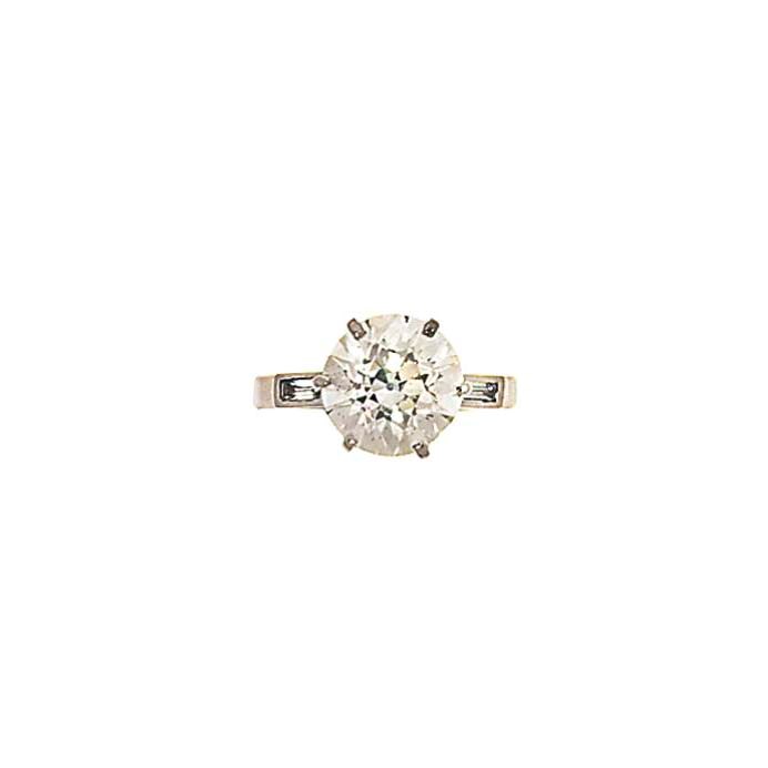 A diamond single stone ring