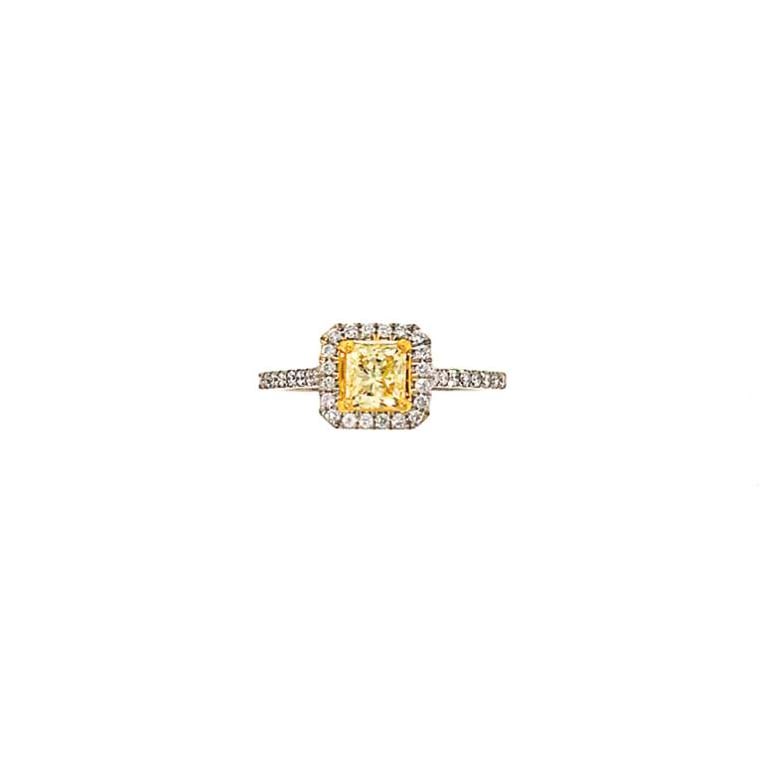 A coloured diamond and diamond cluster ring