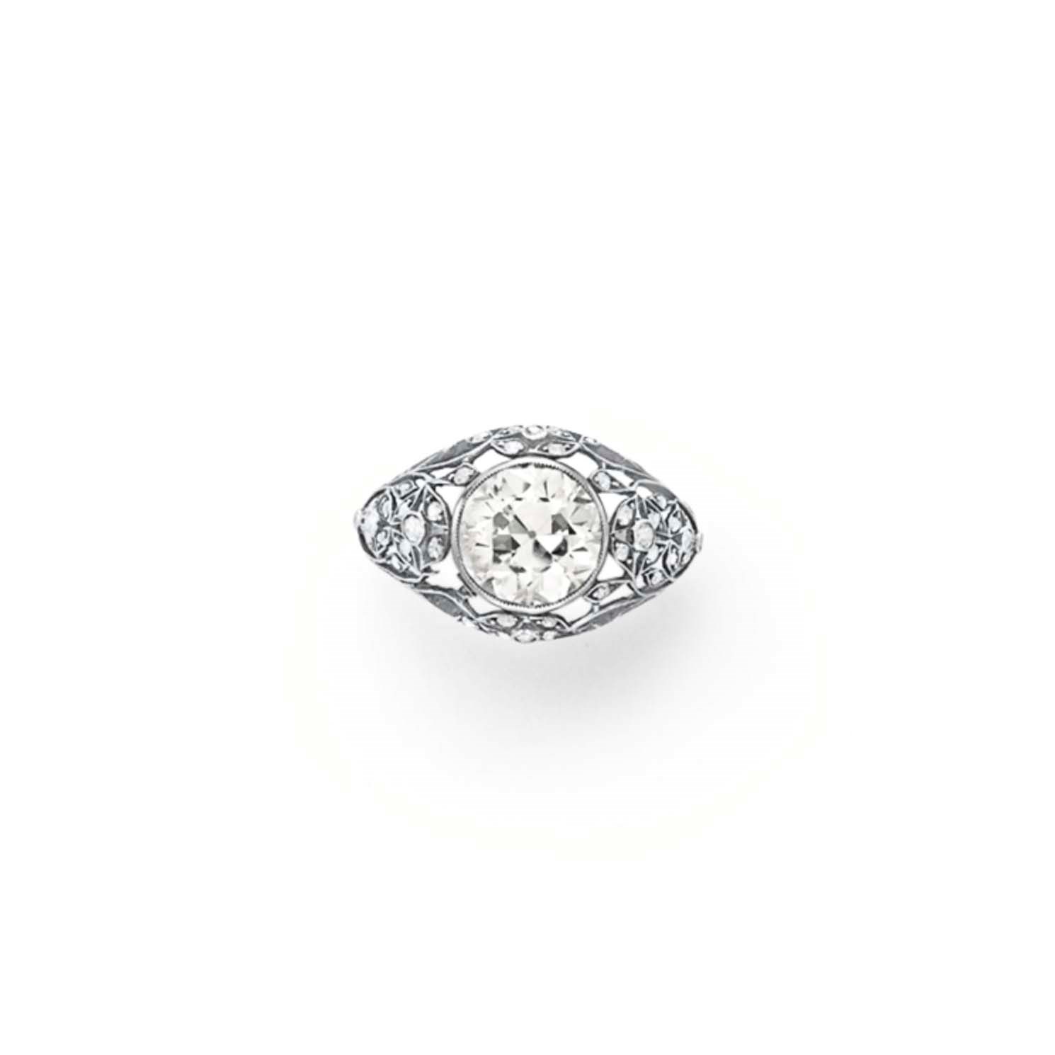 AN ANTIQUE DIAMOND RING