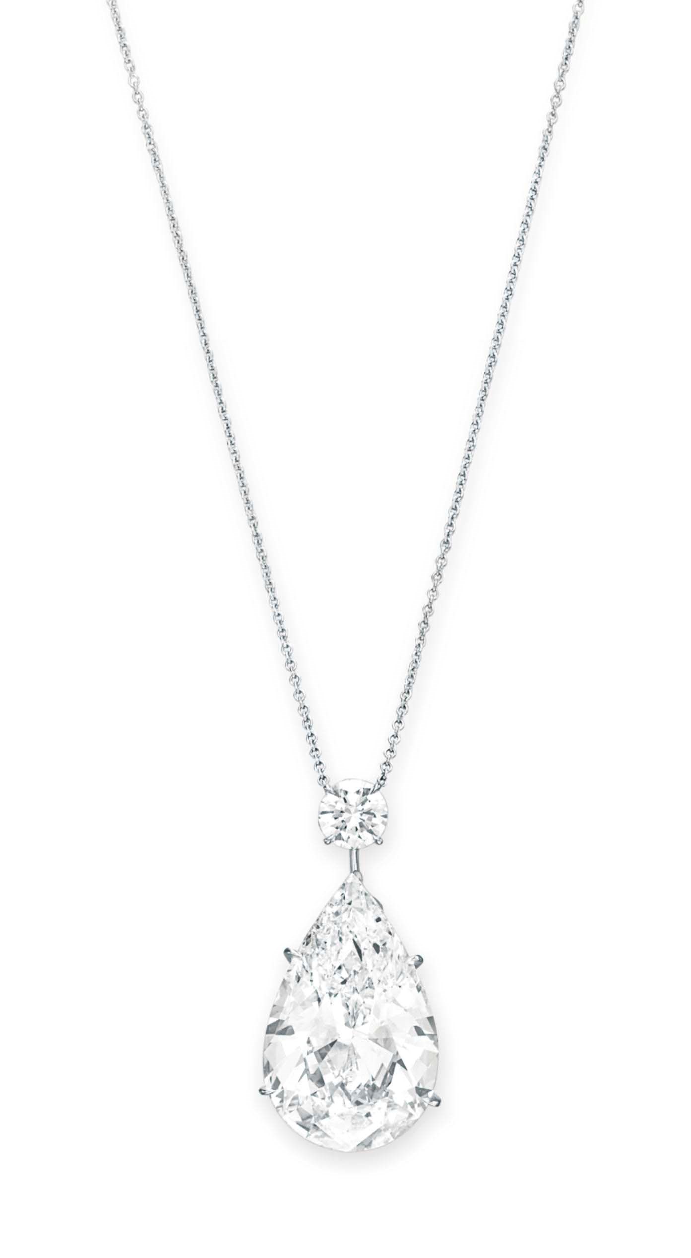 A DIAMOND PENDANT NECKLACE