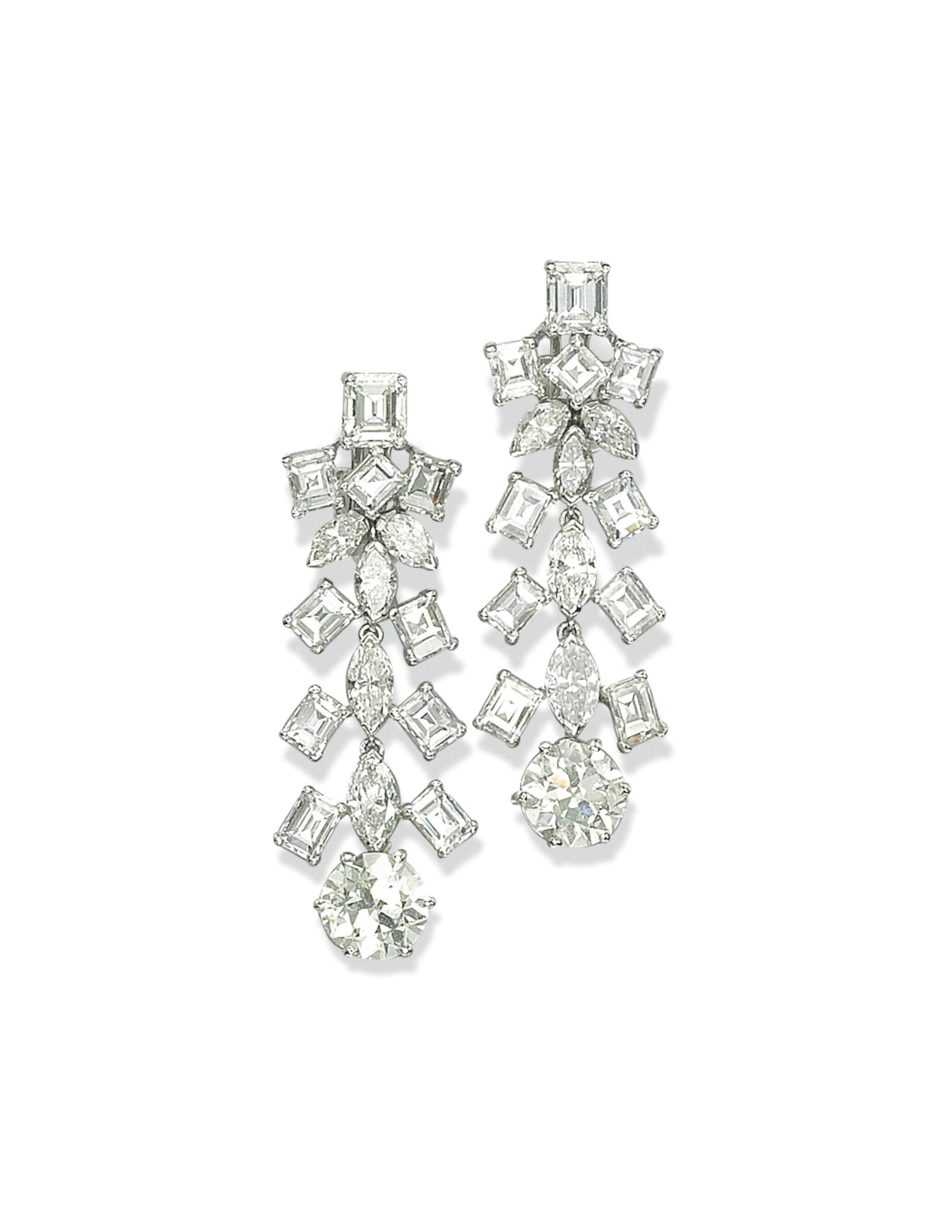 A PAIR OF DIAMOND EAR PENDANTS