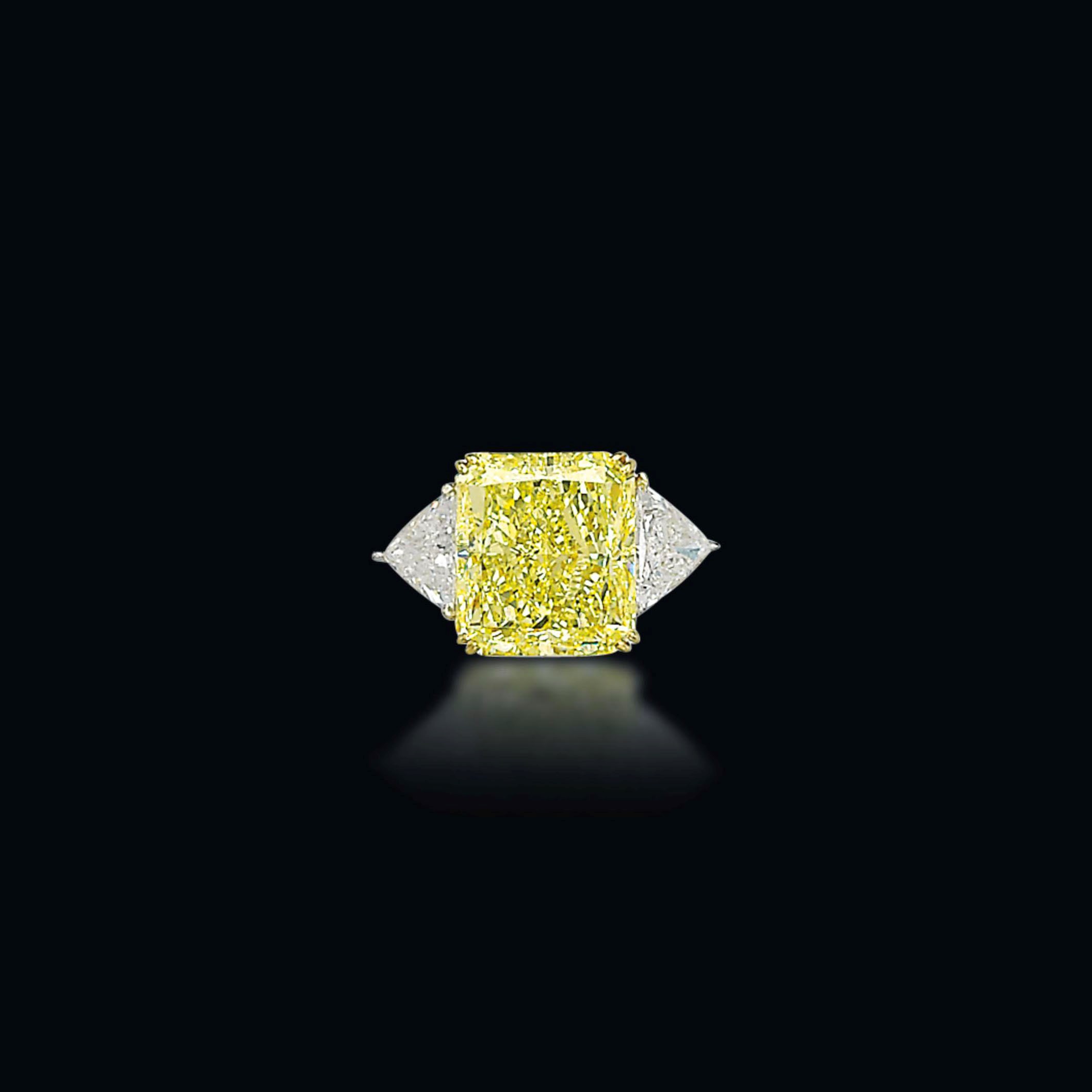 A COLOURED DIAMOND RING