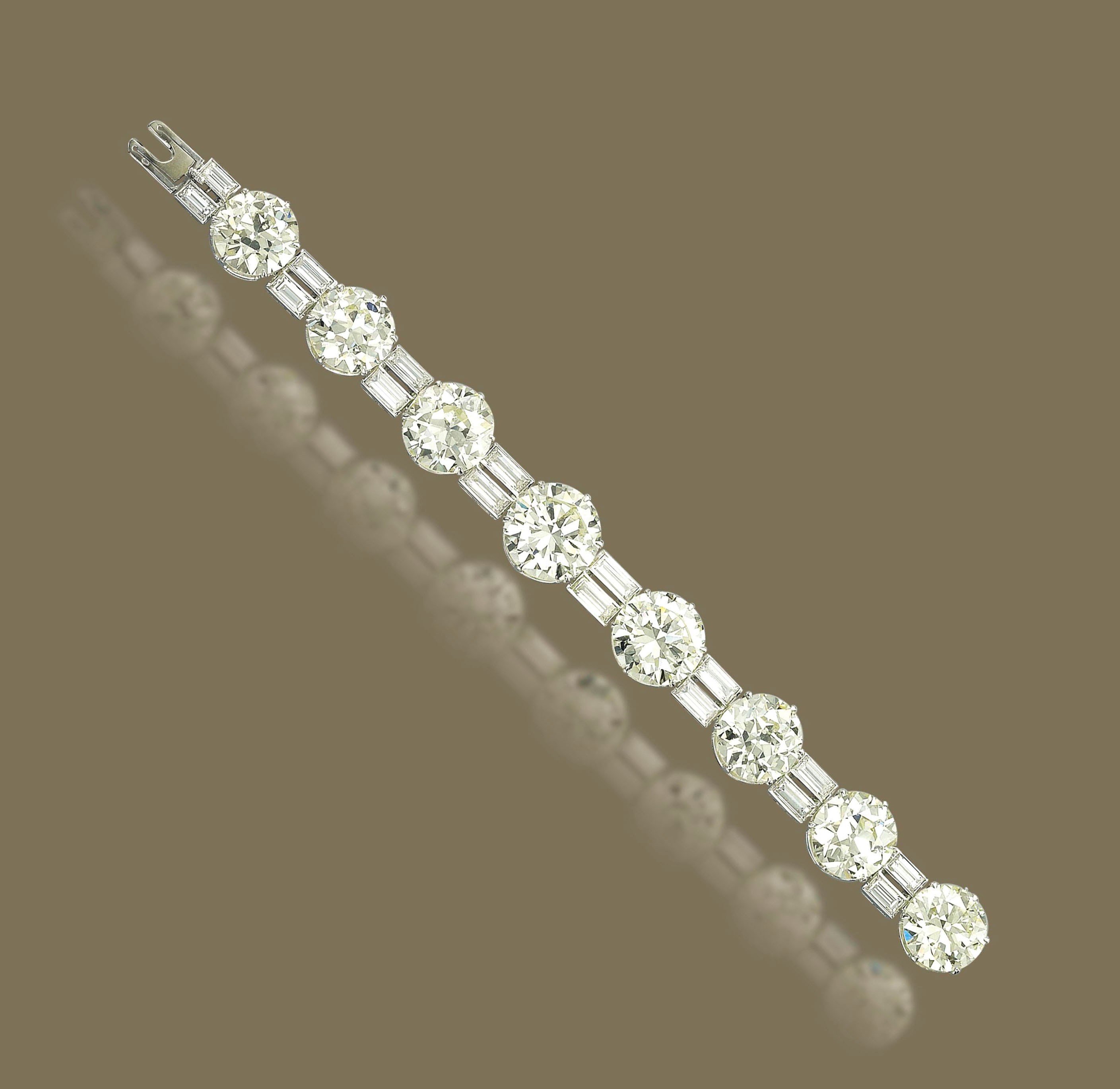 AN IMPRESSIVE DIAMOND BRACELET