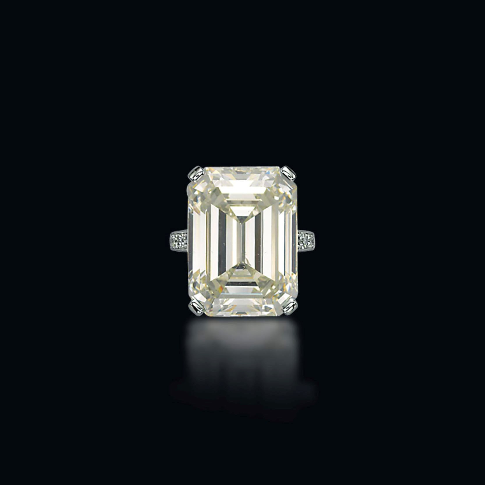 AN IMPRESSIVE DIAMOND RING