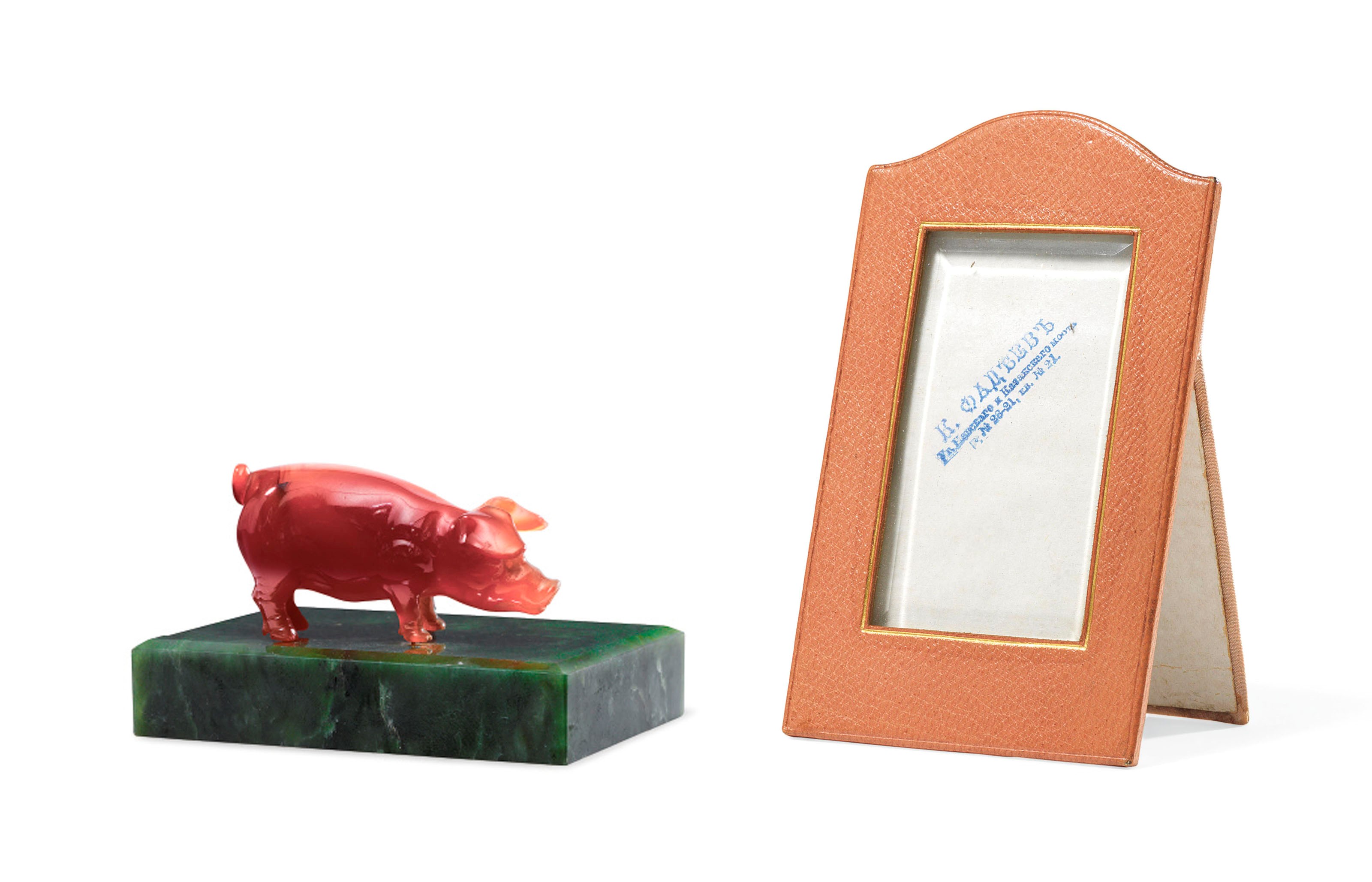 A CARVED AGATE AND JADE MODEL OF A PIG
