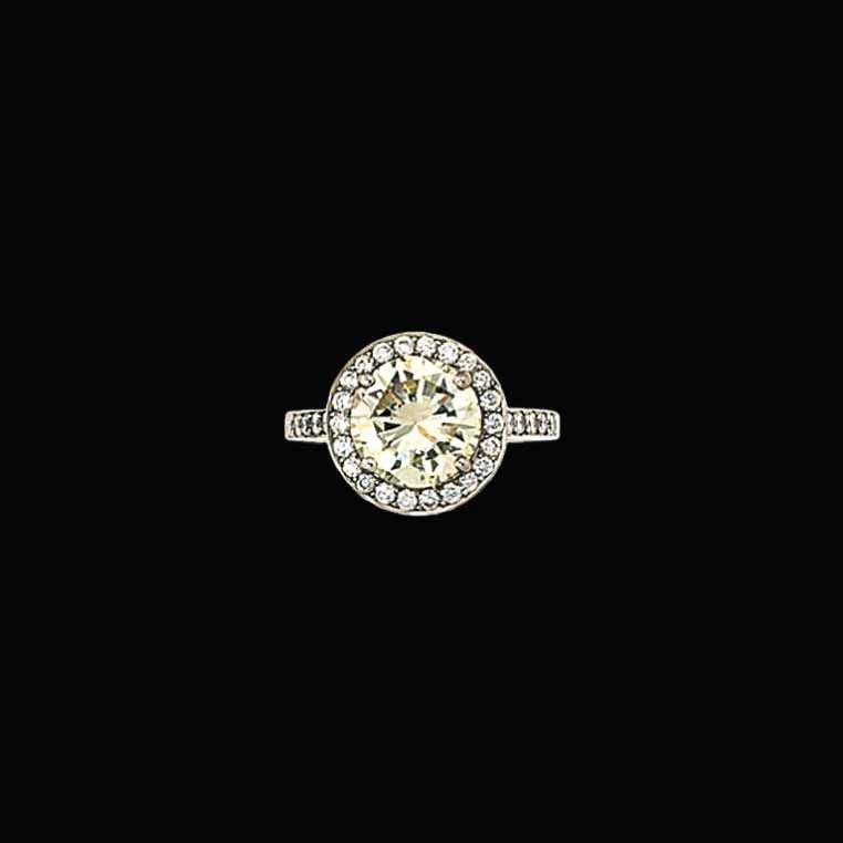 A diamond cluster ring