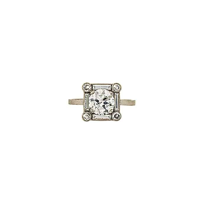 A diamond cluster ring