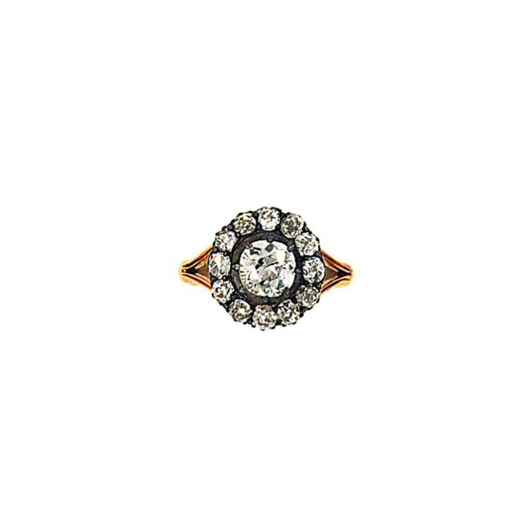 A diamond cluster ring