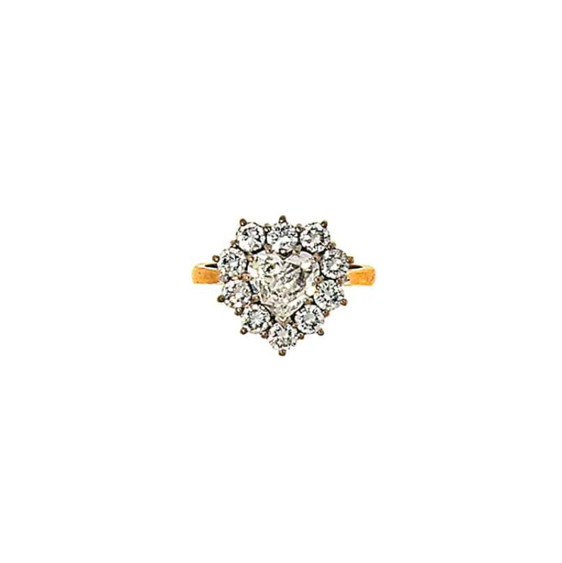 A diamond cluster ring