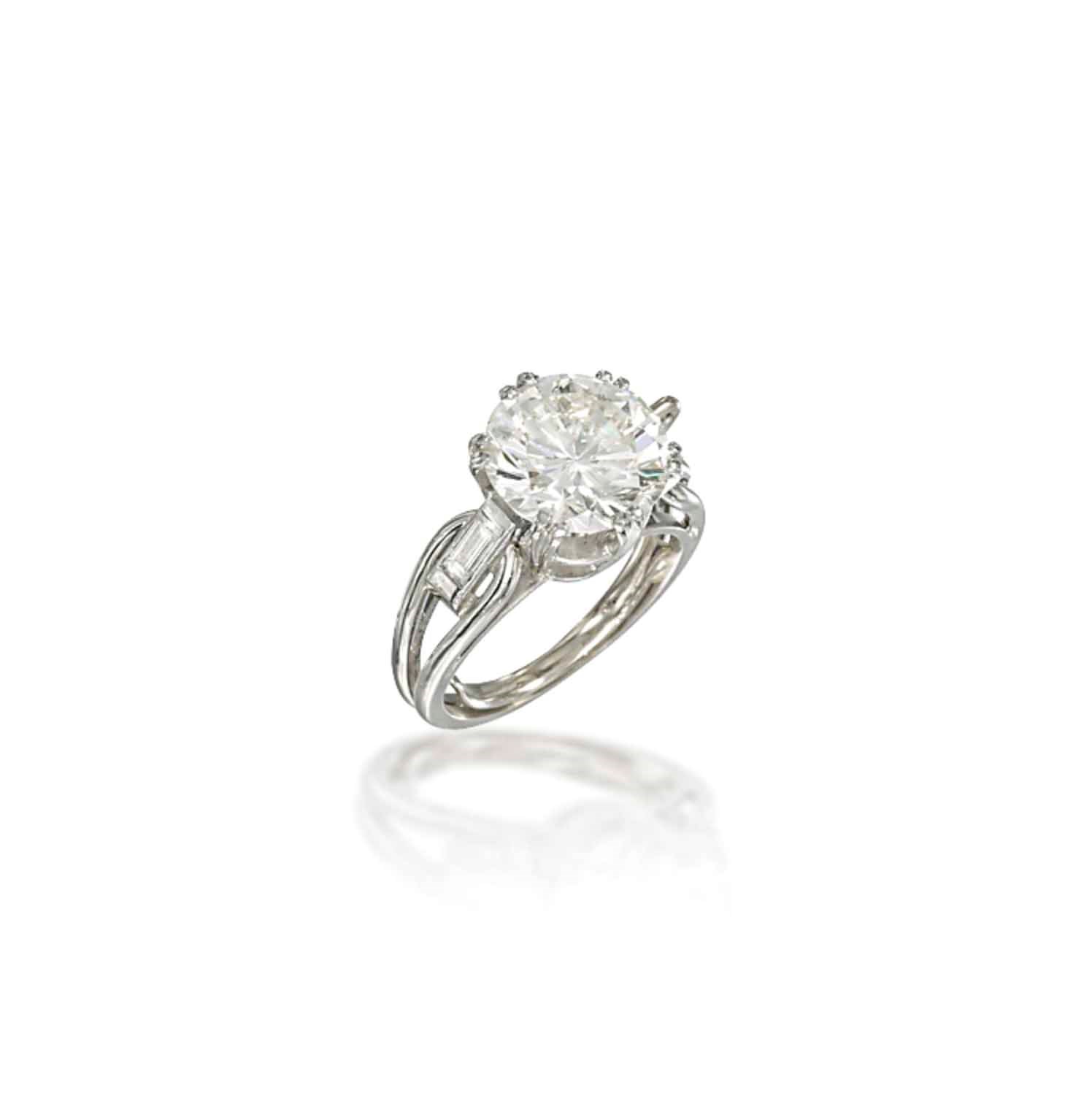 A DIAMOND SINGLE-STONE RING