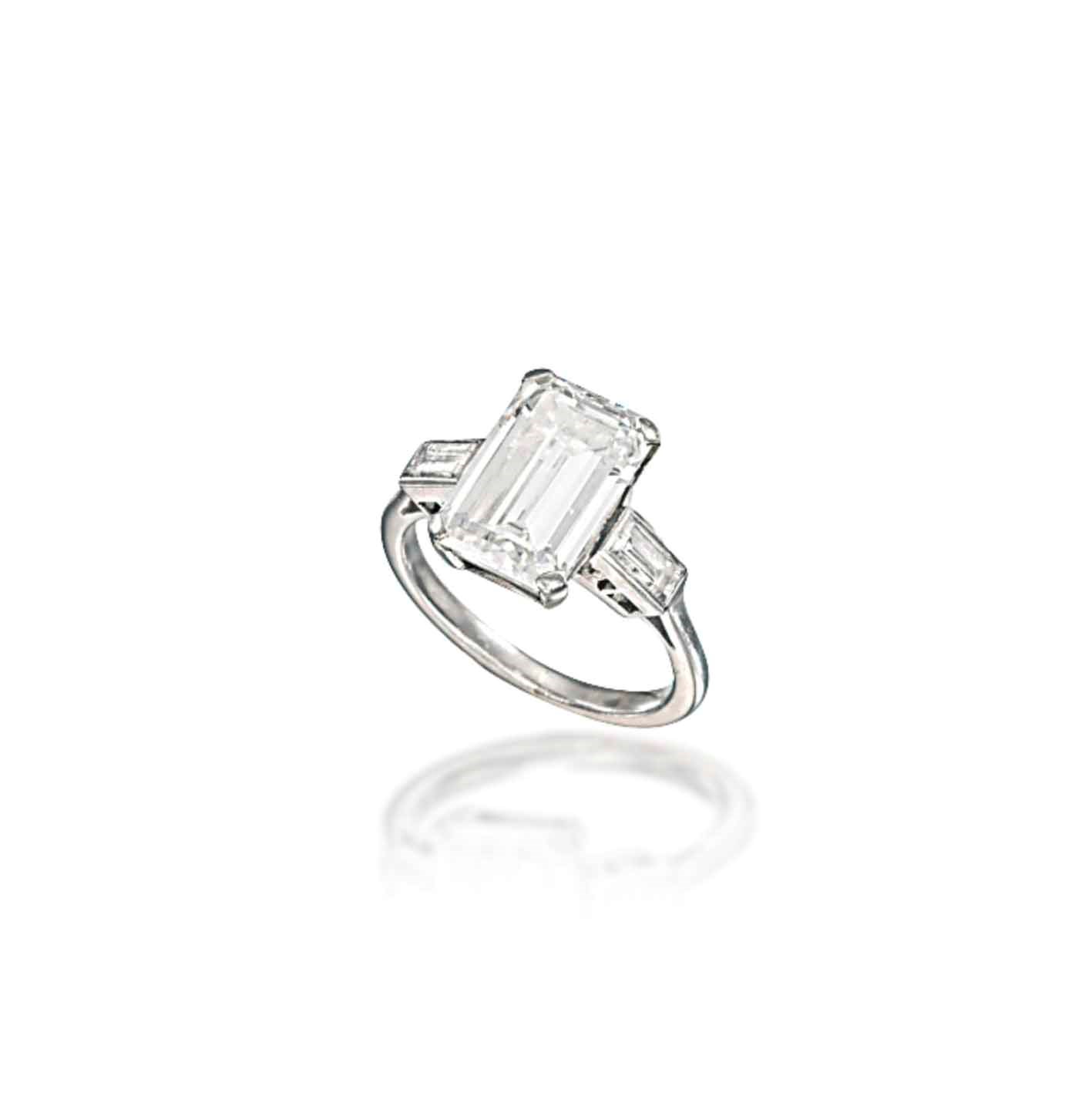 A DIAMOND SINGLE-STONE RING