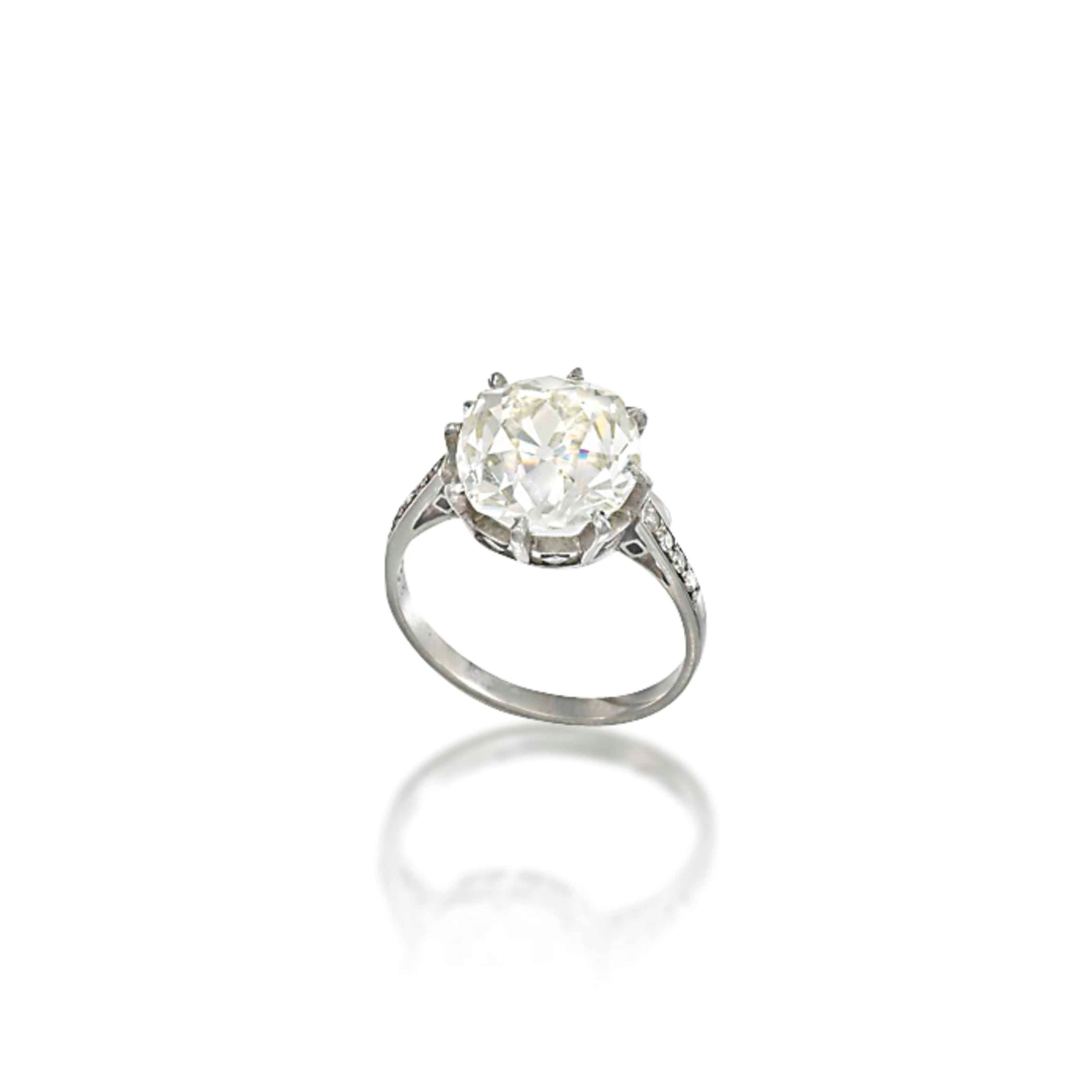A DIAMOND SINGLE-STONE RING