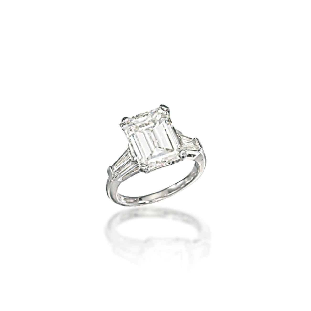 A DIAMOND SINGLE-STONE RING