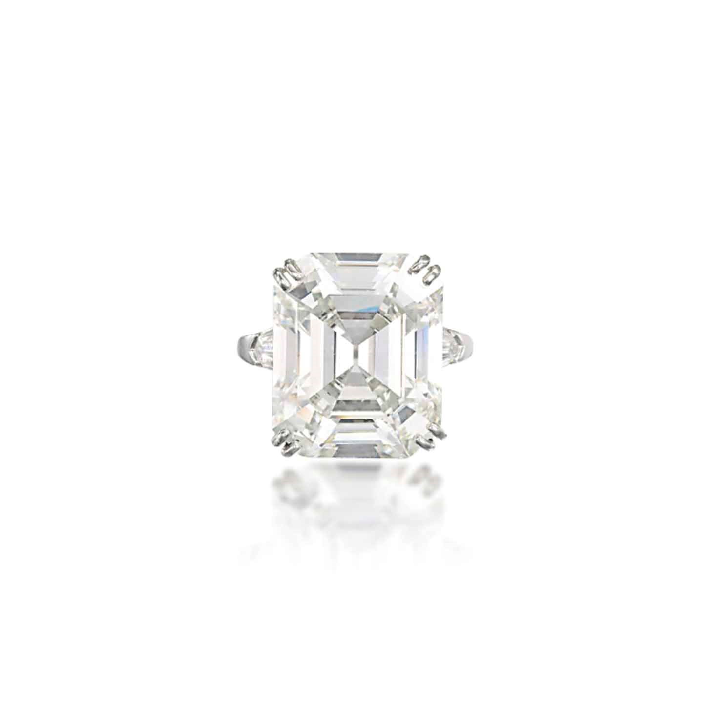 A DIAMOND SINGLE-STONE RING