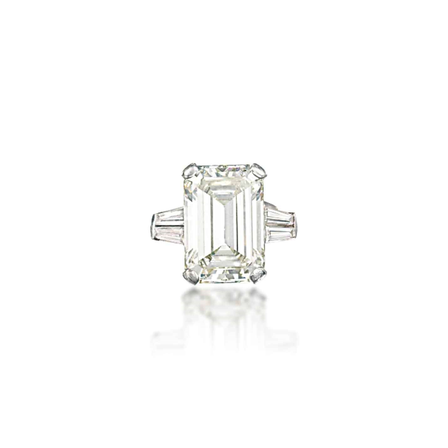 A DIAMOND SINGLE-STONE RING