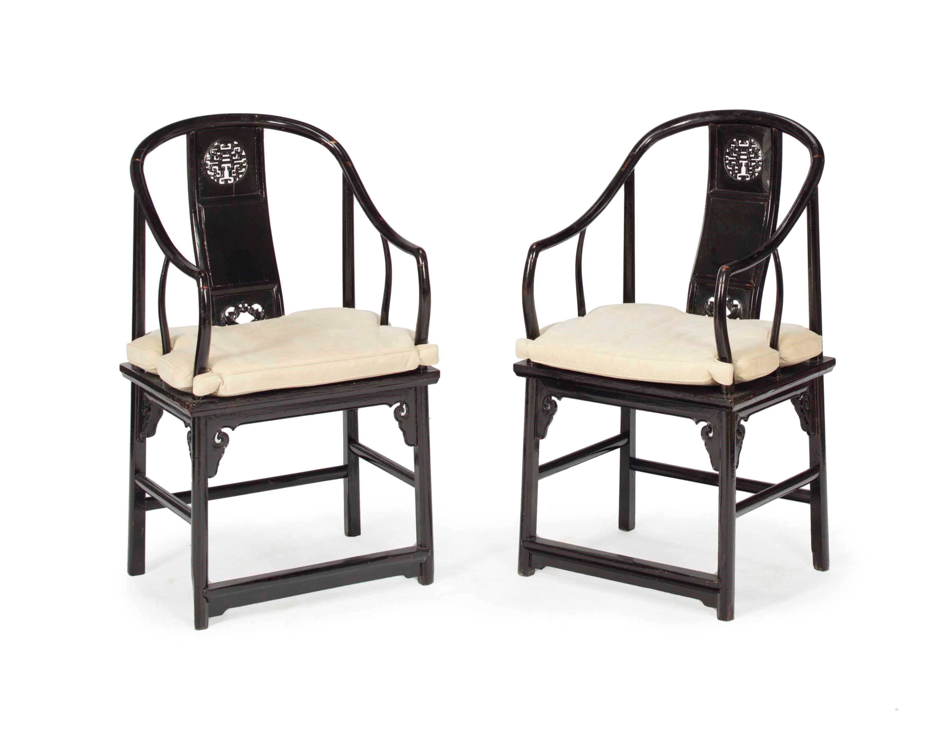 A PAIR OF CHINESE EBONIZED WOOD HORSESHOE-BACK ARMCHAIRS,