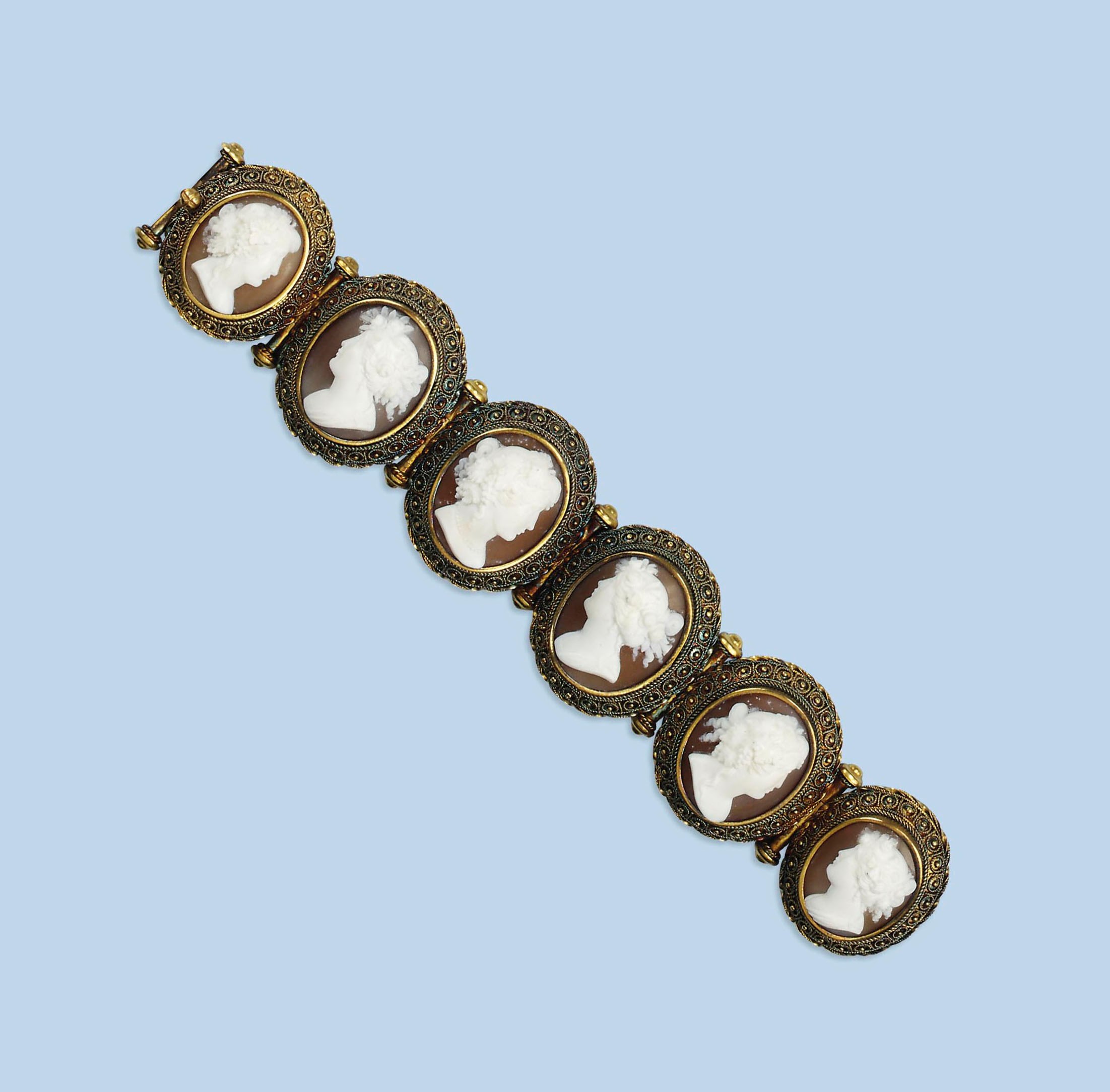 AN ANTIQUE CAMEO BRACELET