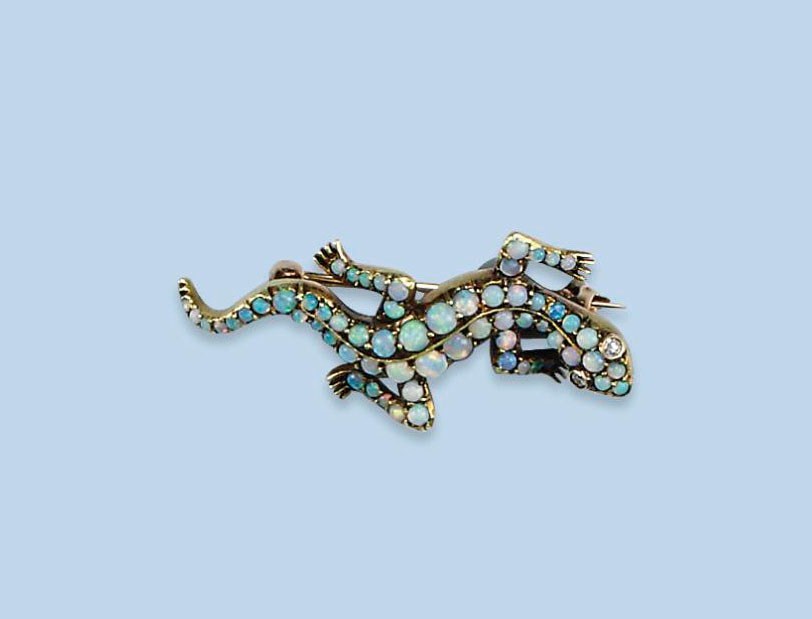 AN ANTIQUE OPAL BROOCH
