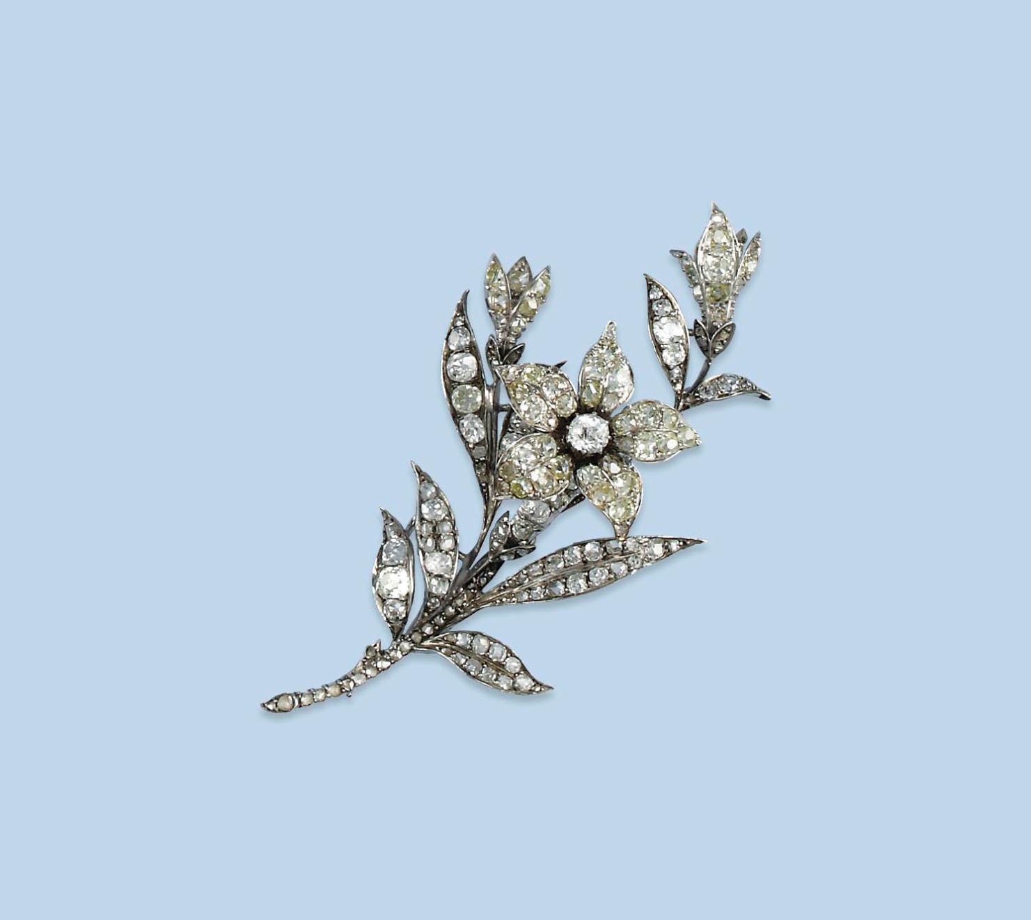 AN ANTIQUE DIAMOND BROOCH