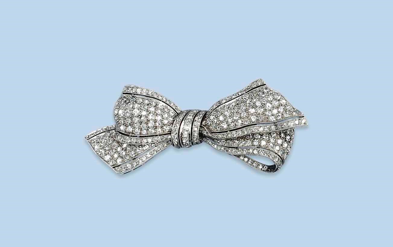 A PLATINUM DIAMOND BROOCH