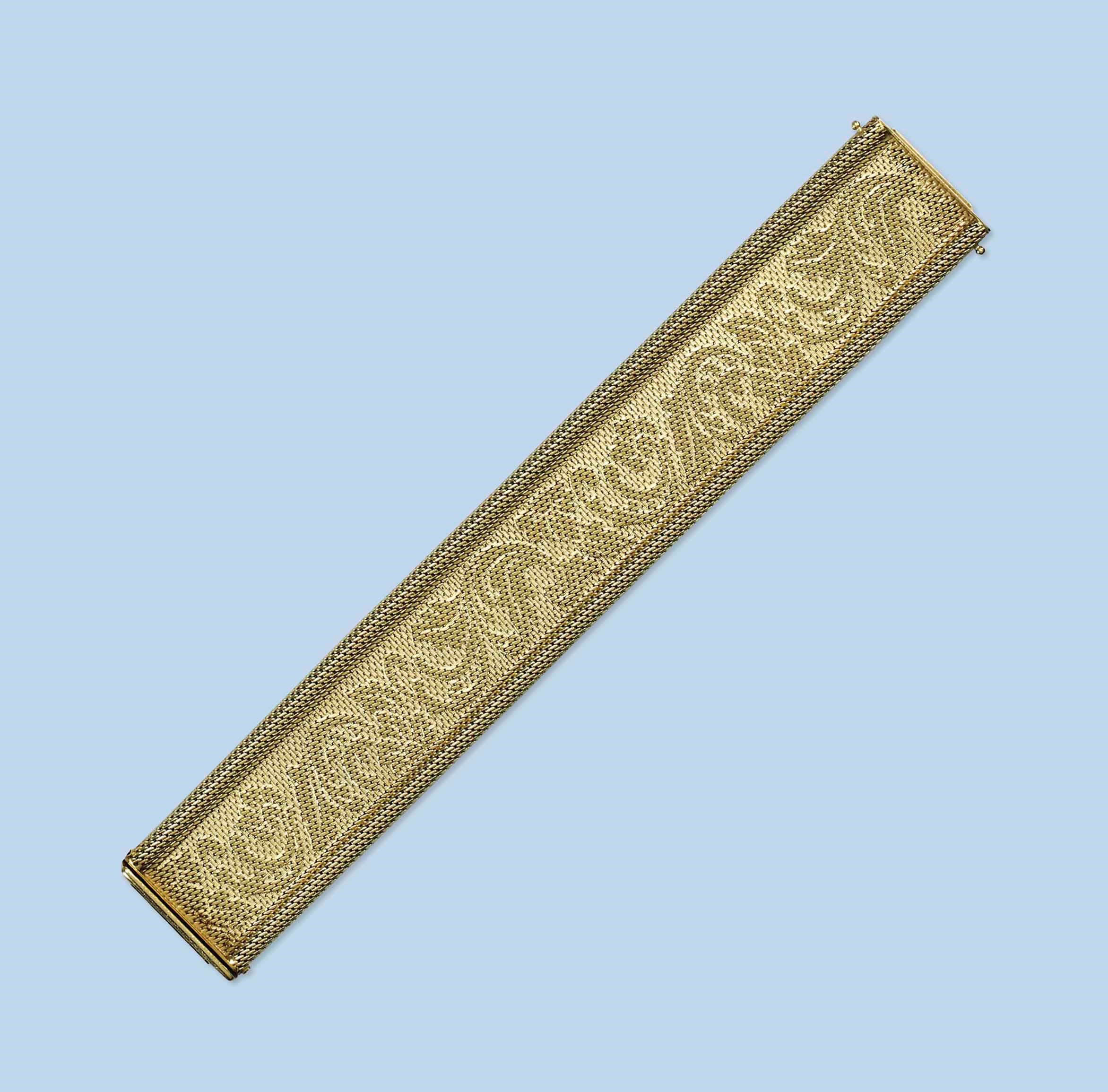 A GOLD BRACELET