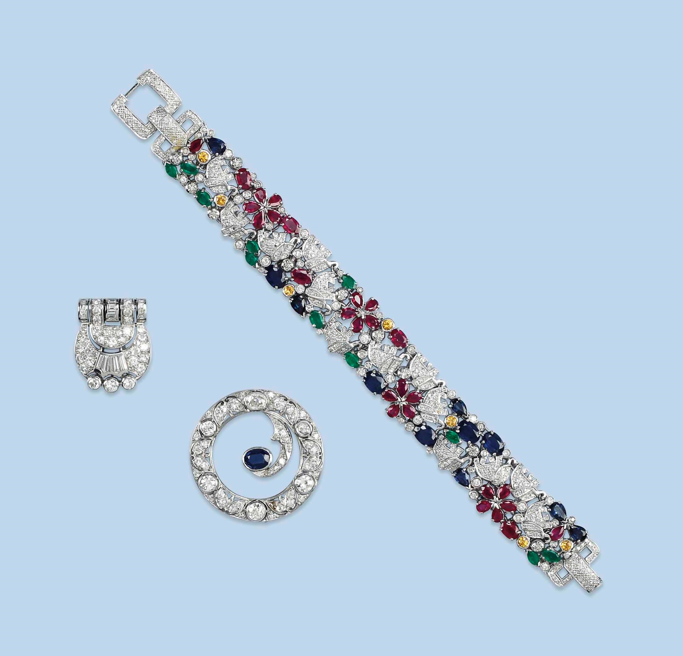 A COLLECTION OF JEWELLERY